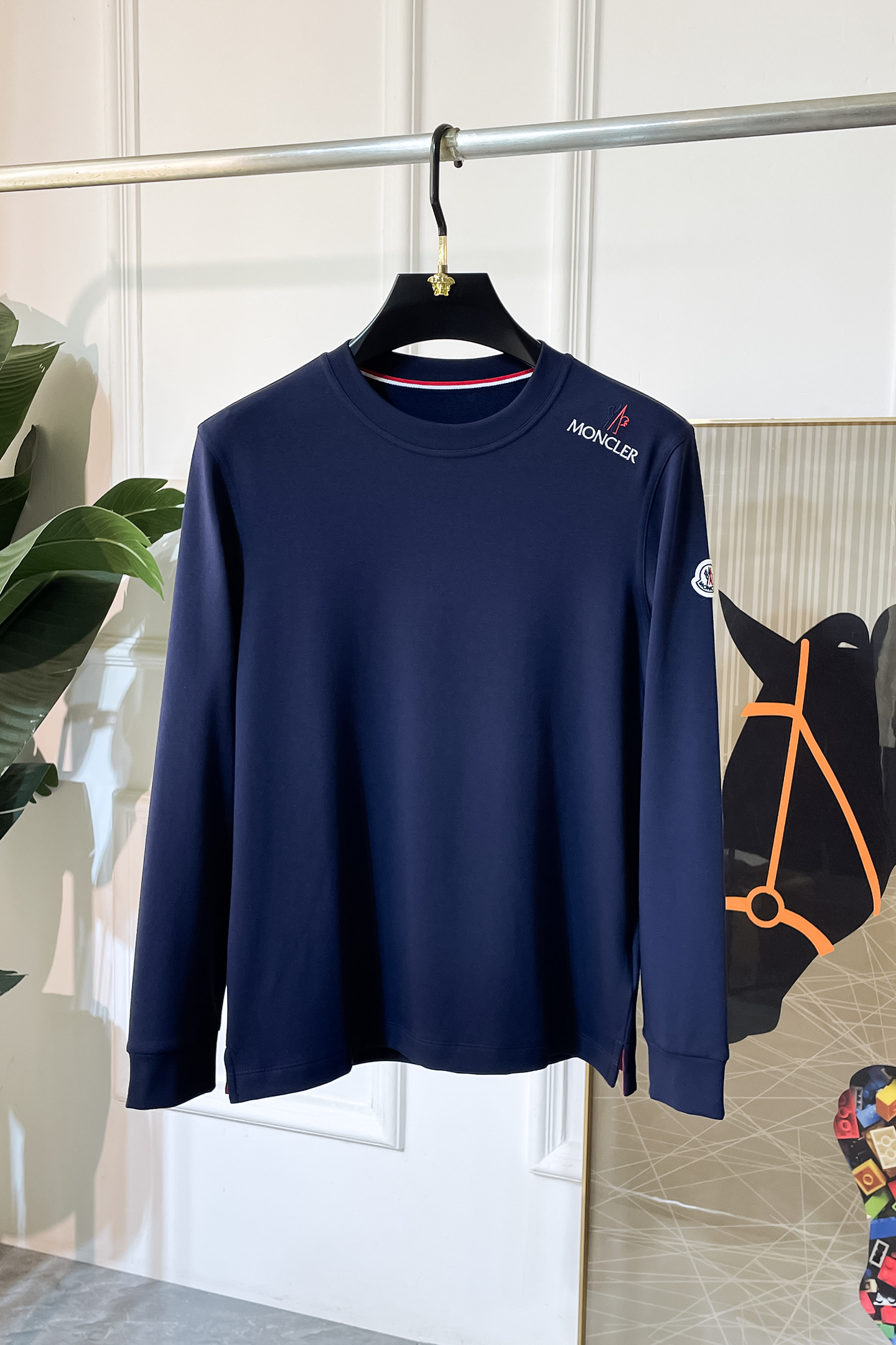 NO:520797,The 2025ss autumn clothing is a big hit long-sleeved T-shirt, which uses customized high-end cotton fabrics. Fashionable brand element logo design, soft, delicate, comfortable and warm, made with multiple craftsmanship. Basic base shirts are indispensable for men's wardrobe. They can be matched with various clothing anytime and anywhere to meet your daily needs. The clothes are simple but not simple. Dear, hurry up and buy them. Standard version size M~3XL, maximum wearable pounds!  ,Moncler,tees,t-shirt,alexander wang19860909蒙口 - 2025ss秋装大爆款长袖T恤,采用定制高级棉面料 时尚大牌元素logo设计,柔软细腻舒适保暖,多重工艺制作,男人的衣柜都少不了基础打底衫 随时随地都可以拿来搭配各种服饰 满足您日常生活需求 ,衣服设计简约而不简单 , 亲们赶紧入手 标准版型 尺码M~3XL 最大可穿斤！,,Moncler,tees，t-shirt,alexander wang,Men's clothing