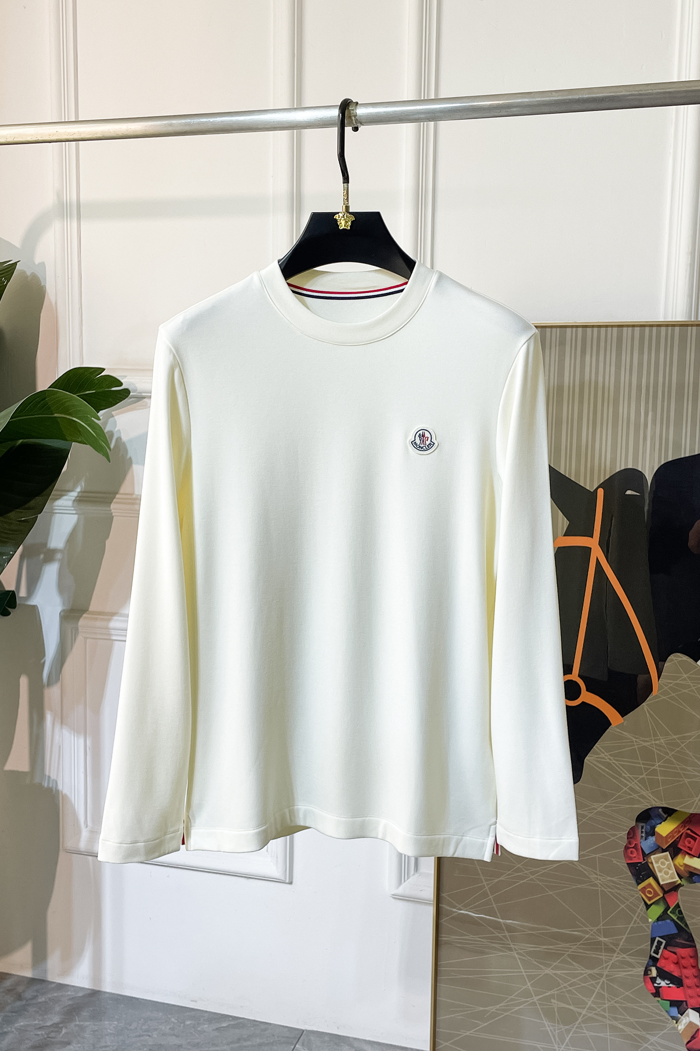 NO:520907,The cover-ss autumn clothing is a big long-sleeved T-shirt, which uses customized high-end cotton fabrics. Fashionable brand element logo design, soft, delicate, comfortable and warm, made with multiple craftsmanship. Basic base shirts are indispensable for men's wardrobe. They can be matched with various clothing anytime and anywhere to meet your daily needs. The clothes are simple but not simple. Dear, hurry up and buy them. Standard version size M~3XL, maximum wearable pounds!  ,Moncler,tees,t-shirt,alexander wang19860909蒙口 - ss秋装大爆款长袖T恤,采用定制高级棉面料 时尚大牌元素logo设计,柔软细腻舒适保暖,多重工艺制作,男人的衣柜都少不了基础打底衫 随时随地都可以拿来搭配各种服饰 满足您日常生活需求 ,衣服设计简约而不简单 , 亲们赶紧入手 标准版型 尺码M~3XL 最大可穿斤！,,Moncler,tees，t-shirt,alexander wang,Men's clothing