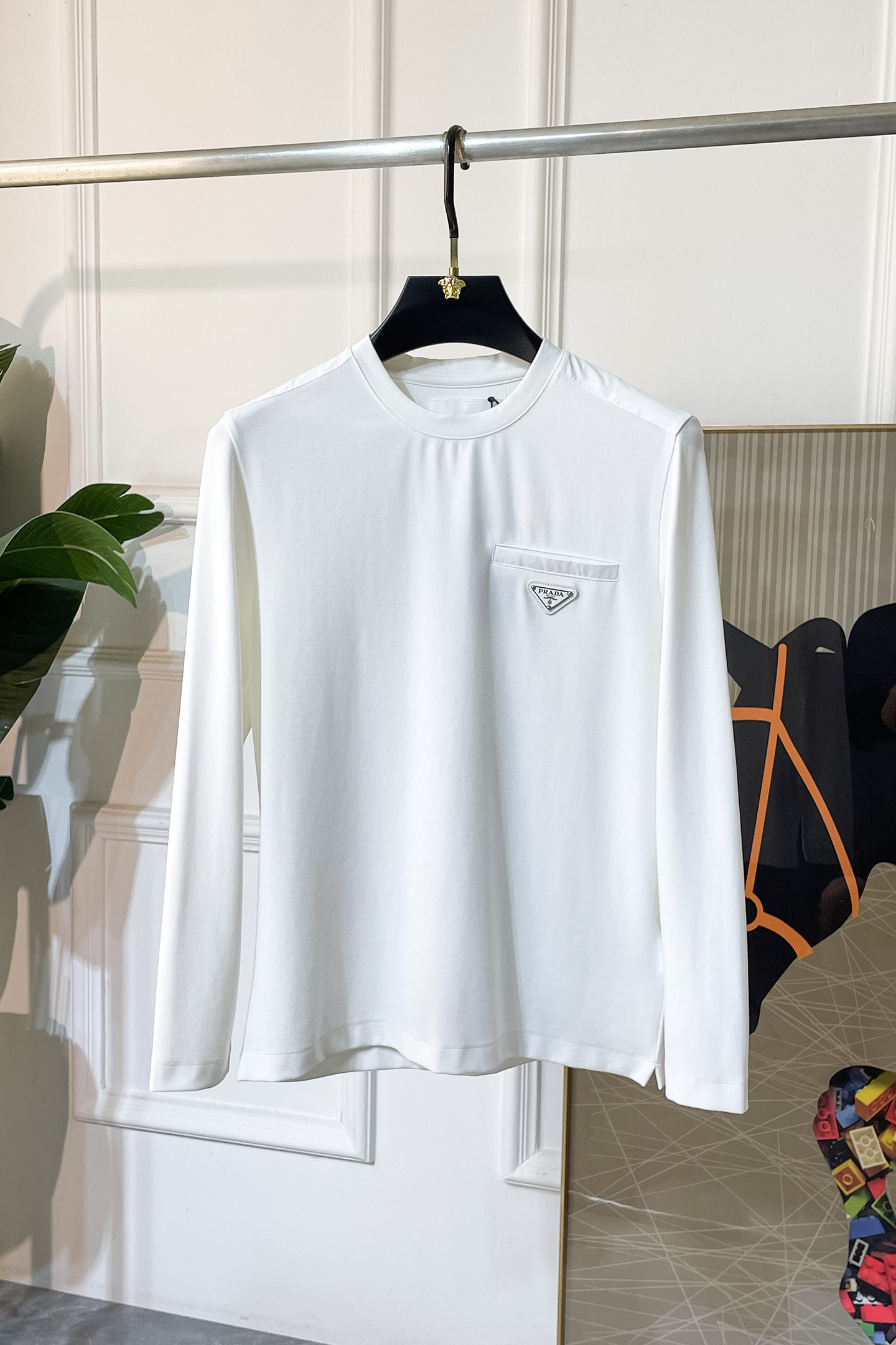 NO:519528,Prada - 2025ss autumn clothing big long-sleeved T-shirt, using customized high-end cotton fabrics, fashionable brand element logo design, soft, delicate, comfortable and warm, made with multiple craftsmanship, basic base shirts are indispensable for men's wardrobe. They can be matched with various clothing anytime and anywhere to meet your daily life needs. The clothes design is simple but not simple. Dear, hurry up and buy it. Standard version size M~3XL, up to 200 pounds!  ,,prada,tees,t-shirt,alexander wang19860909普拉达 - 2025ss秋装大爆款长袖T恤,采用定制高级棉面料 时尚大牌元素logo设计,柔软细腻舒适保暖,多重工艺制作,男人的衣柜都少不了基础打底衫 随时随地都可以拿来搭配各种服饰 满足您日常生活需求 ,衣服设计简约而不简单 , 亲们赶紧入手 标准版型 尺码M~3XL 最大可穿200斤！,,prada,tees，t-shirt,alexander wang,Men's clothing