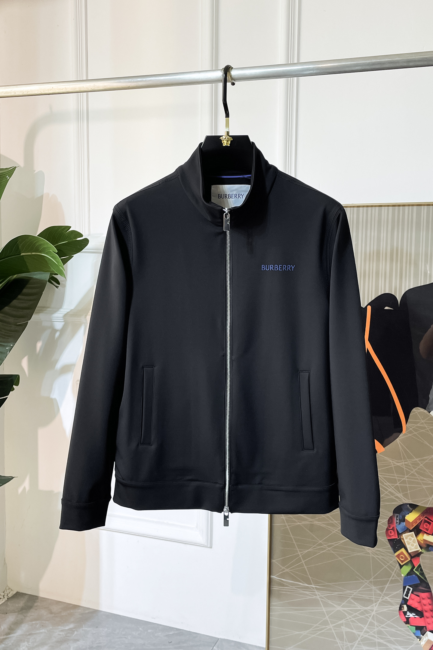 NO:522044,Burberry- 2025ss autumn and winter big jacket, customized high-quality polyester fiber fabric!  Top-level fashion brand elements logo design, complete with three standards!  The original hardware and accessories have smooth lines and exquisite craftsmanship, excellent upper body style, comfortable fabric, windproof and warm, and casual matching are very fashionable, handsome, casual and fashionable men's must-have!  Size M-3XL can wear up to 190 catties!  ,burberry,jackets & coats,alexander wang19860909巴宝莉- 2025ss秋冬大爆款夹克,定制高品质聚酯纤维面料！顶级时尚大牌元素logo设计,三标齐全！原版五金辅料,线条流畅,工艺精致,上身版型超赞,面料舒适,挡风保暖,随意搭配都非常时尚帅气休闲时尚男仕必备款哦！尺码M-3XL 最大可穿190斤！,,burberry,jackets & coats,alexander wang,Men's clothing