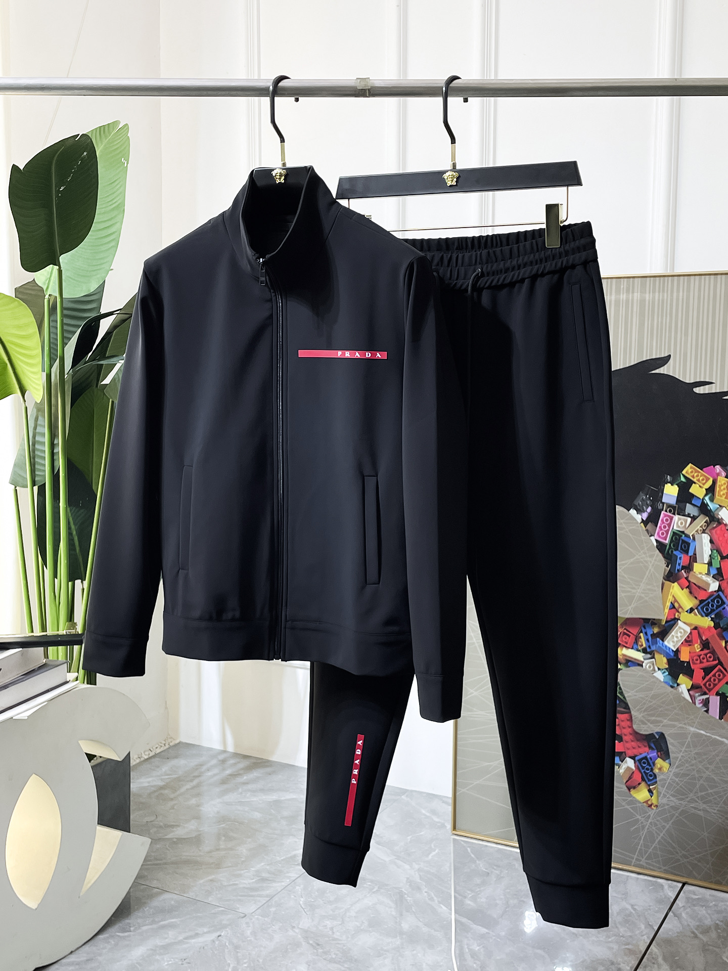 NO:519536,Prada - 2025ss autumn outfit new casual set!  Celebrities’ favorite fashion casual suits, simple and generous, craft design on the official website!  Clean and neat tailored, full of urban style. It is available for exclusive top custom fabrics, soft and dry, and the upper body has a crisp and stylish effect. The three-dimensional cutting process and the style are all high-standard and appropriate silhouette versions!  It’s not tight, just feel good when you wear it. With so many top-quality raw materials, you can create high-end products with unparalleled value. The first choice for high-end fashion fashion people with a complete range of three standards, and the upper body effect is super good!  Code number M-3XL, prada, alexander wang19860909普拉达 - 2025ss秋装新品休闲套装！明星最爱时装味休闲套装 简单大方,官网11工艺设计！干净利落剪裁 都市风十足 可供独家顶级定制面料,手感软糯干爽,上身效果挺括有型.立体裁剪工艺,版型上都是高标准,恰当好处的廓型版！又恰恰不紧绷,穿上心情就好,如此众多的顶级原料,打造出价值感无与伦比的高端产品,三标齐全高端潮流时尚人士首选,上身效果超级好看！码数M-3XL,,prada,alexander wang,Men's clothing