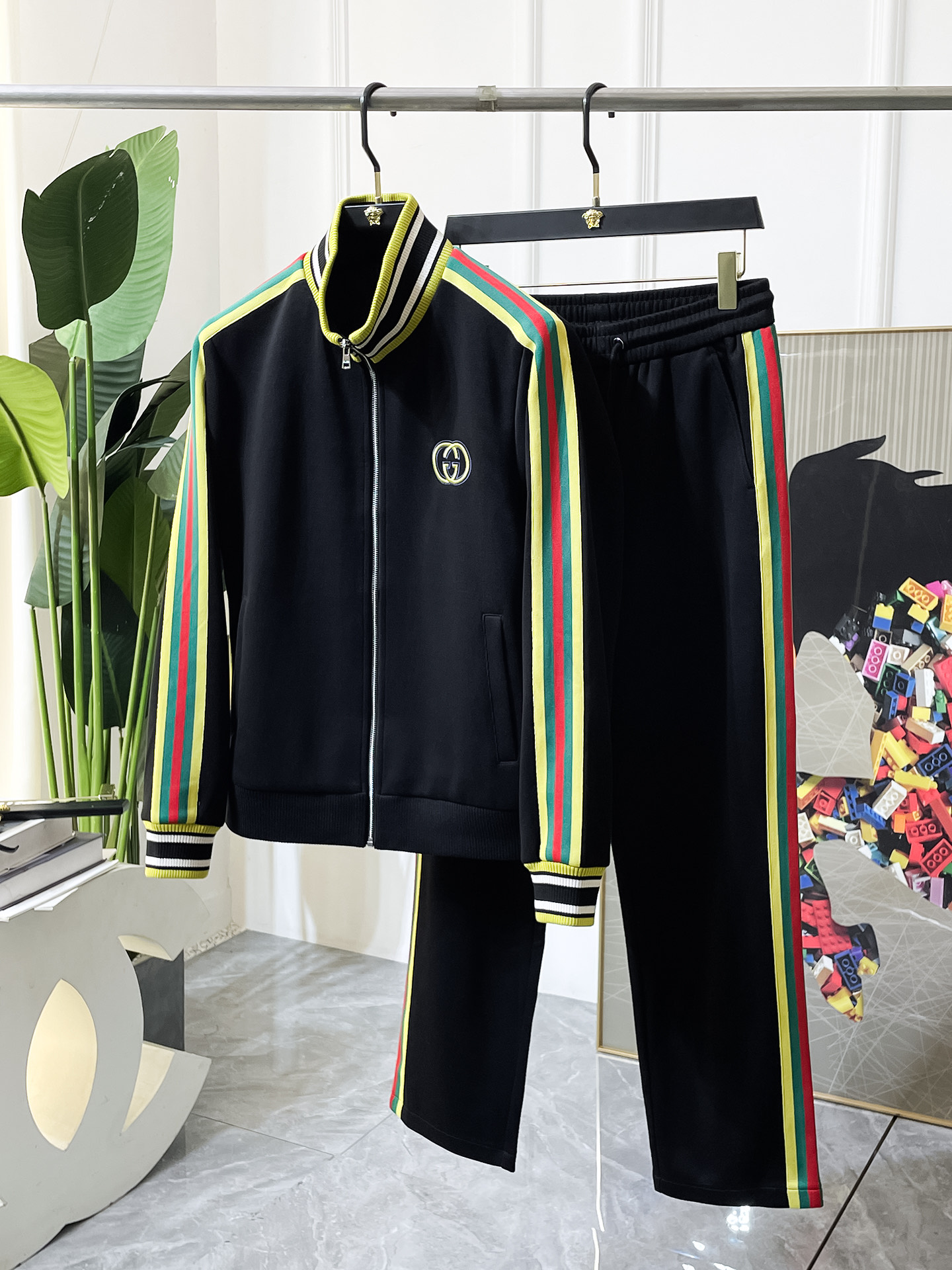 NO:519555,Guqi - 2025ss autumn outfit new casual set!  Celebrities’ favorite fashion casual suits, simple and generous, craft design on the official website!  Clean and neat tailored, full of urban style. It is available for exclusive top custom fabrics, soft and dry, and the upper body has a crisp and stylish effect. The three-dimensional cutting process and the style are all high-standard and appropriate silhouette versions!  It’s not tight, just feel good when you wear it. With so many top-quality raw materials, you can create high-end products with unparalleled value. The first choice for high-end fashion fashion people with a complete range of three standards, and the upper body effect is super good!  Code number M-3XL, alexander wang19860909古奇 - 2025ss秋装新品休闲套装！明星最爱时装味休闲套装 简单大方,官网11工艺设计！干净利落剪裁 都市风十足 可供独家顶级定制面料,手感软糯干爽,上身效果挺括有型.立体裁剪工艺,版型上都是高标准,恰当好处的廓型版！又恰恰不紧绷,穿上心情就好,如此众多的顶级原料,打造出价值感无与伦比的高端产品,三标齐全高端潮流时尚人士首选,上身效果超级好看！码数M-3XL,,alexander wang,Men's clothing