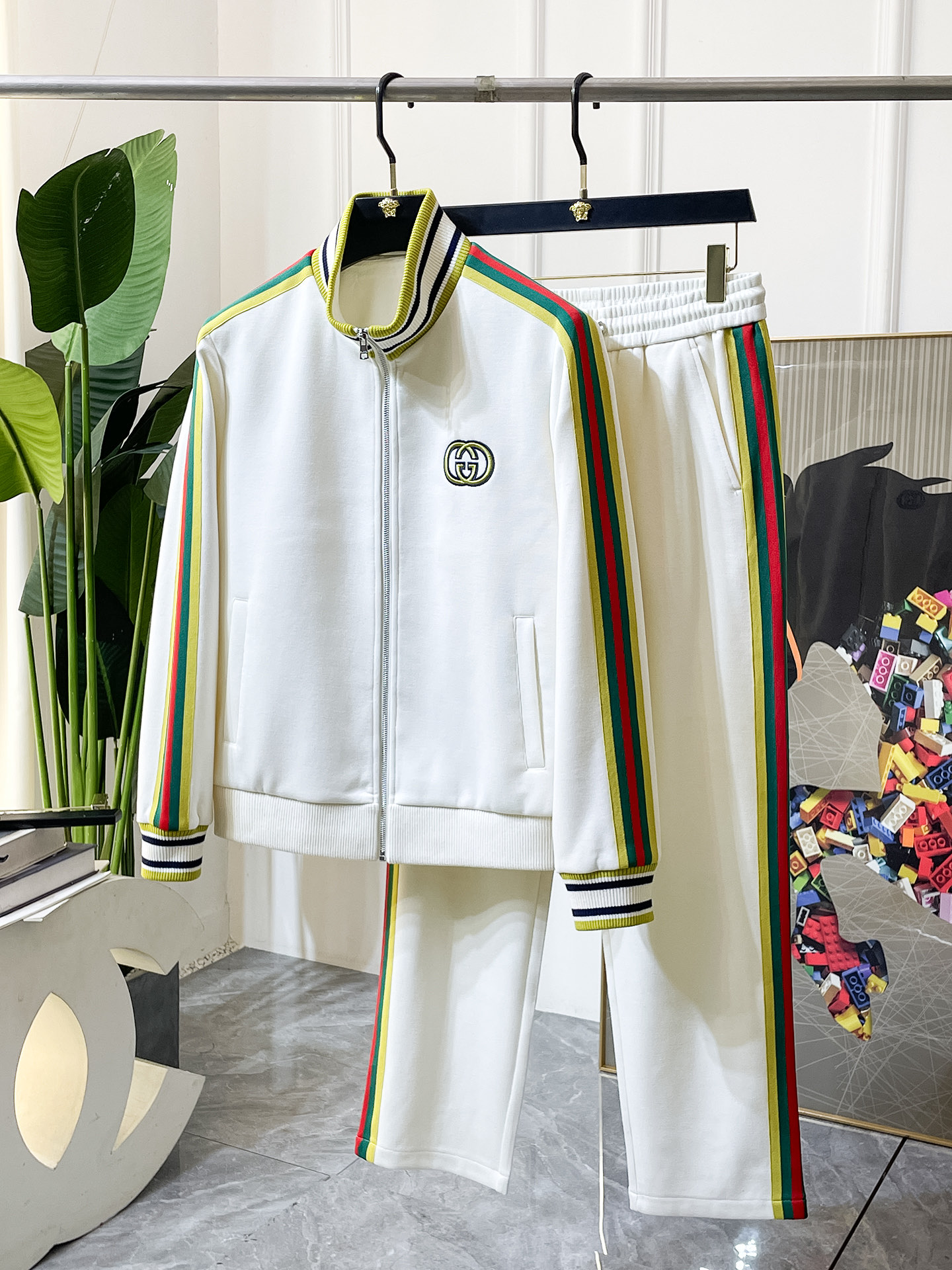 NO:521219,Guqi - 2025ss autumn outfit new casual set!  Celebrities’ favorite fashion casual suits, simple and generous, craft design on the official website!  Clean and neat tailored, full of urban style. It is available for exclusive top custom fabrics, soft and dry, and the upper body has a crisp and stylish effect. The three-dimensional cutting process and the style are all high-standard and appropriate silhouette versions!  It’s not tight, just feel good when you wear it. With so many top-quality raw materials, you can create high-end products with unparalleled value. The first choice for high-end fashion fashion people with a complete range of three standards, and the upper body effect is super good!  Code number M-3XL, alexander wang19860909古奇 - 2025ss秋装新品休闲套装！明星最爱时装味休闲套装 简单大方,官网11工艺设计！干净利落剪裁 都市风十足 可供独家顶级定制面料,手感软糯干爽,上身效果挺括有型.立体裁剪工艺,版型上都是高标准,恰当好处的廓型版！又恰恰不紧绷,穿上心情就好,如此众多的顶级原料,打造出价值感无与伦比的高端产品,三标齐全高端潮流时尚人士首选,上身效果超级好看！码数M-3XL,,alexander wang,Men's clothing