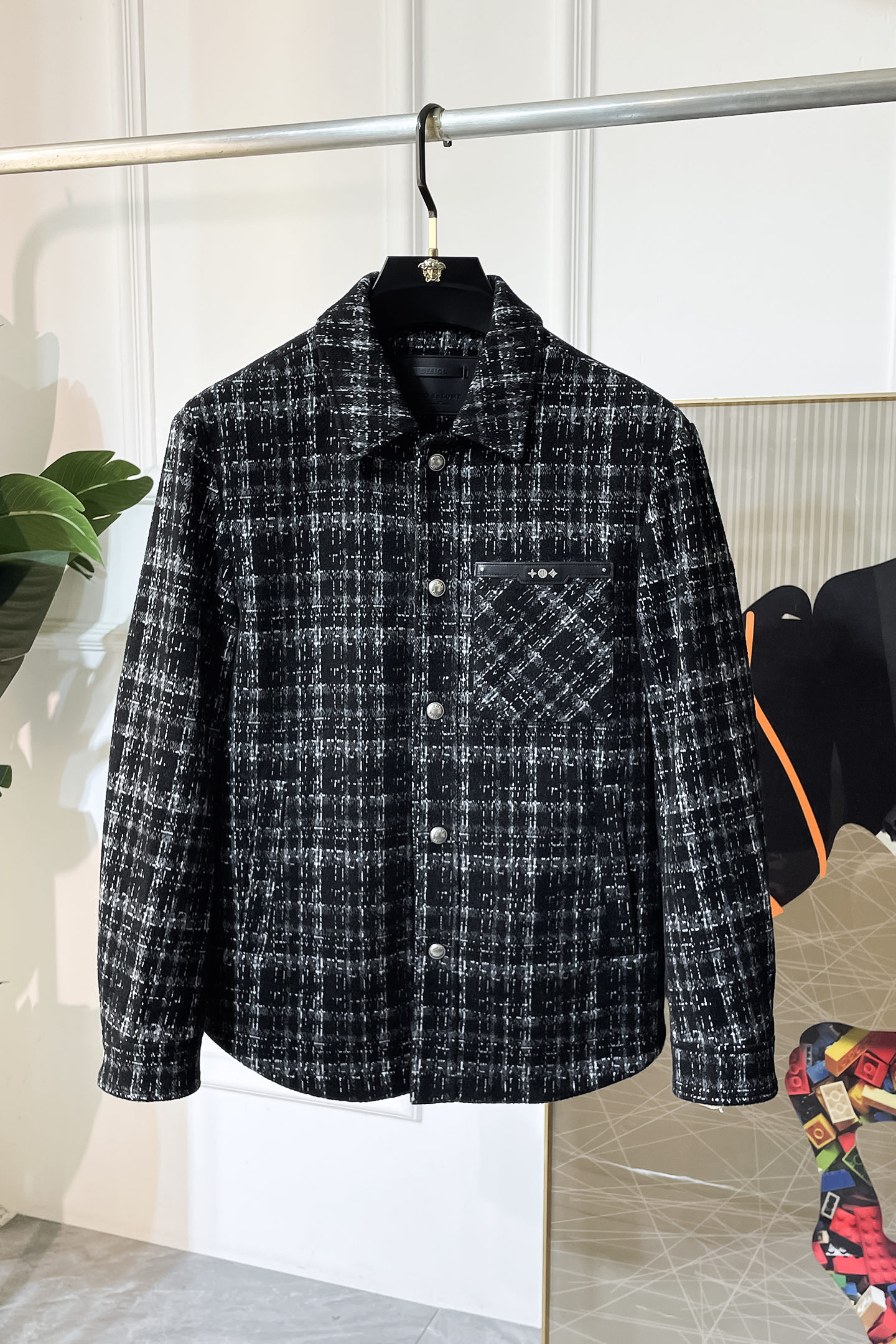 NO:519547,LV - 2025ss autumn and winter hottest wool jacket, customized high-quality polyester fiber fabric!  Top-level fashion brand elements logo design, complete with three standards!  The original hardware and accessories have smooth lines and exquisite craftsmanship, excellent upper body style, comfortable fabric, windproof and warm, and casual matching are very fashionable, handsome, casual and fashionable men's must-have!  Size M-3XL can wear up to 190 catties!  ,,louis vuitton,jackets & coats,jackets & coats,alexander wang19860909LV - 2025ss秋冬大爆款精品羊毛夹克外套,定制高品质聚酯纤维面料！顶级时尚大牌元素logo设计,三标齐全！原版五金辅料,线条流畅,工艺精致,上身版型超赞,面料舒适,挡风保暖,随意搭配都非常时尚帅气休闲时尚男仕必备款哦！尺码M-3XL 最大可穿190斤！,,louis vuitton,jackets & coats,jackets & coats,alexander wang,Men's clothing