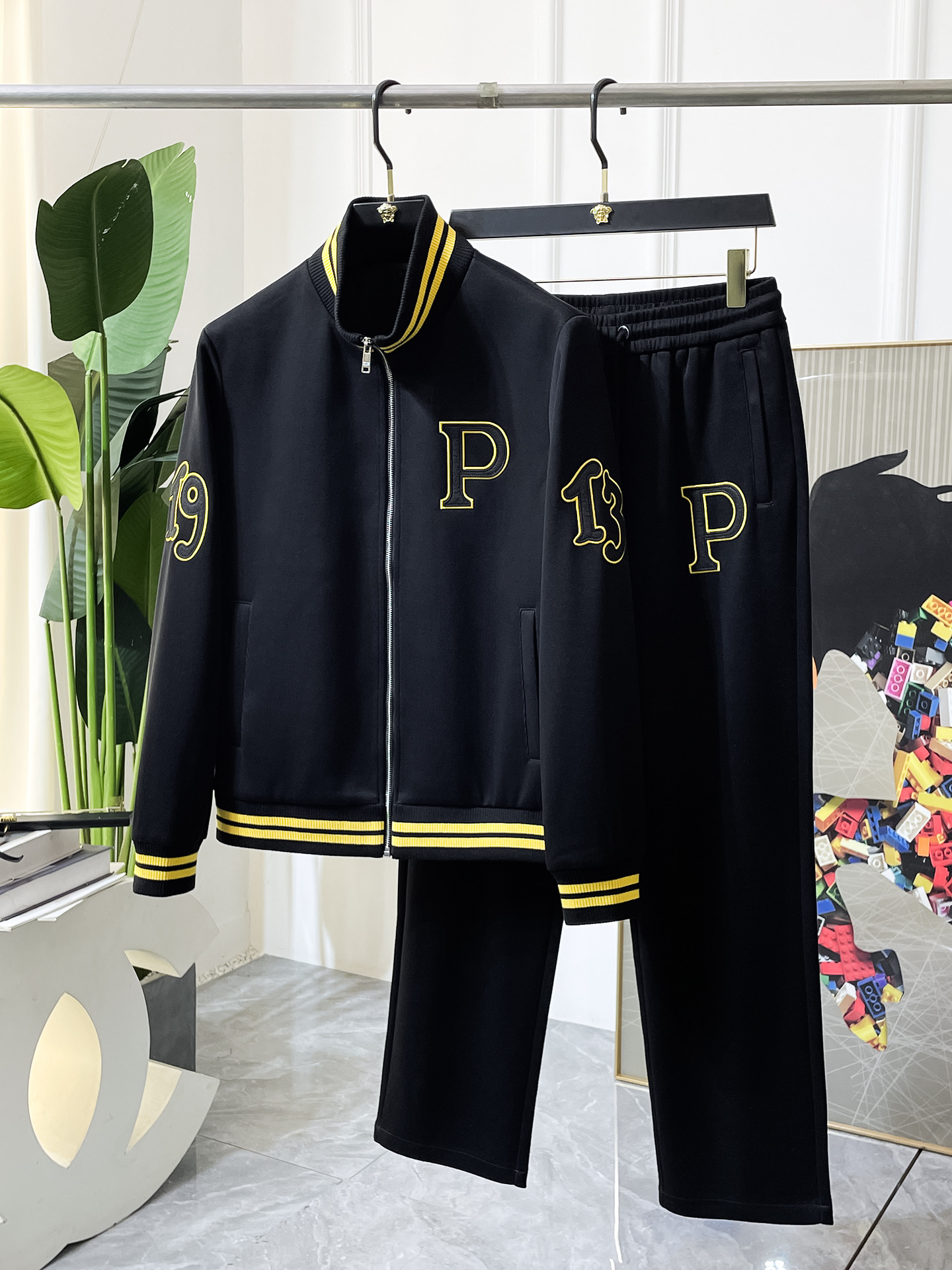 NO:520912,Prada - SS autumn clothing new casual set!  Celebrities’ favorite fashion casual suits, simple and generous, craft design on the official website!  Clean and neat tailored, full of urban style. It is available for exclusive top custom fabrics, soft and dry, and the upper body has a crisp and stylish effect. The three-dimensional cutting process and the style are all high-standard and appropriate silhouette versions!  It’s not tight, just feel good when you wear it. With so many top-quality raw materials, you can create high-end products with unparalleled value. The first choice for high-end fashion fashion people with a complete range of three standards, and the upper body effect is super good!  Code number M-3XL, prada, alexander wang19860909普拉达 - ss秋装新品休闲套装！明星最爱时装味休闲套装 简单大方,官网11工艺设计！干净利落剪裁 都市风十足 可供独家顶级定制面料,手感软糯干爽,上身效果挺括有型.立体裁剪工艺,版型上都是高标准,恰当好处的廓型版！又恰恰不紧绷,穿上心情就好,如此众多的顶级原料,打造出价值感无与伦比的高端产品,三标齐全高端潮流时尚人士首选,上身效果超级好看！码数M-3XL,,prada,alexander wang,Men's clothing