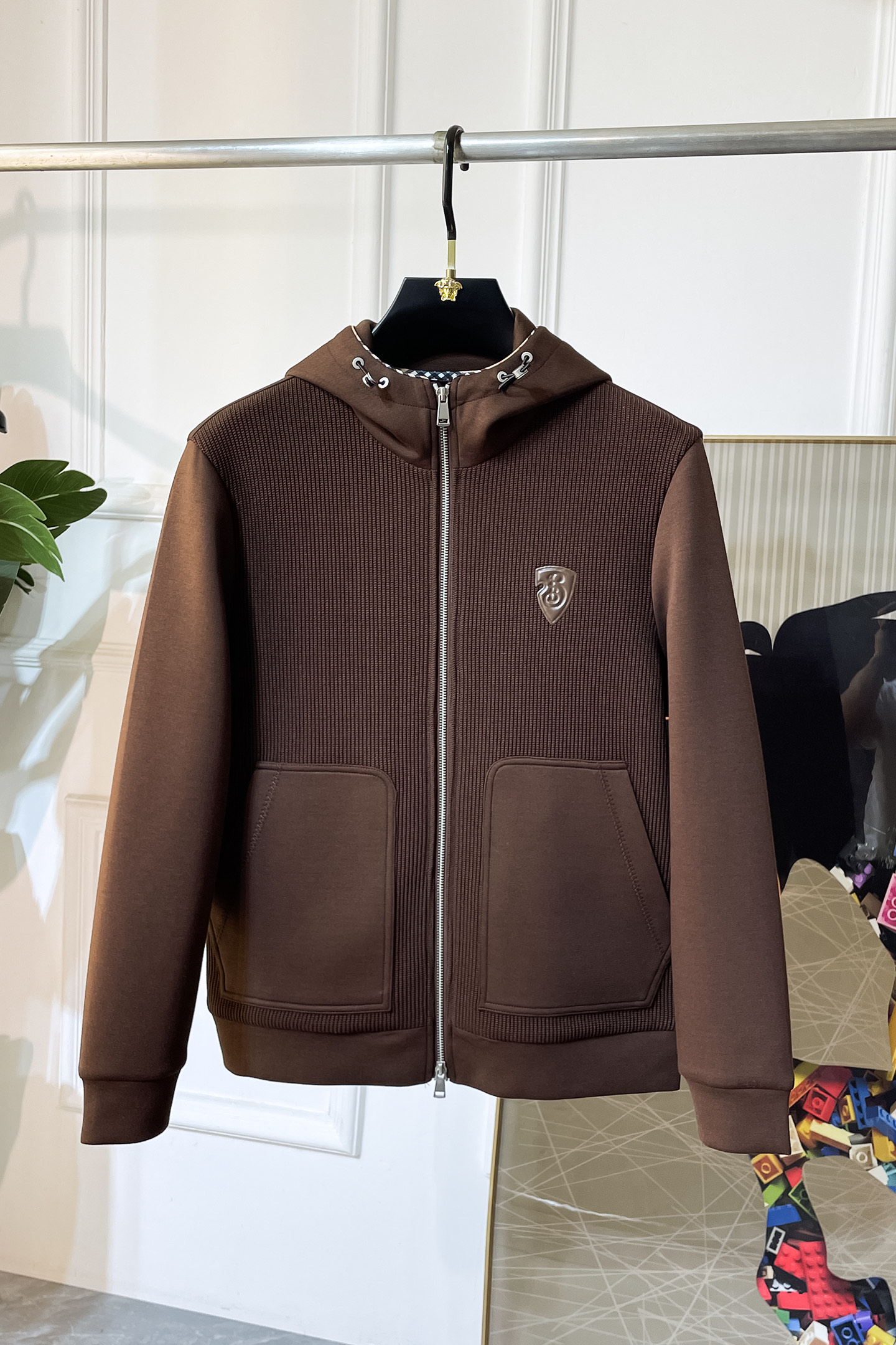 NO:519549,Burberry - 2025ss autumn and winter boutique jackets, customized high-quality polyester fabric!  Top-level fashion brand elements logo design, complete with three standards!  The original hardware and accessories have smooth lines and exquisite craftsmanship, excellent upper body style, comfortable fabric, windproof and warm, and casual matching are very fashionable, handsome, casual and fashionable men's must-have!  Size M-3XL can wear up to 190 catties!  ,burberry,jackets & coats,jackets & coats,alexander wang19860909巴宝莉 - 2025ss秋冬大爆款精品夹克外套,定制高品质聚酯纤维面料！顶级时尚大牌元素logo设计,三标齐全！原版五金辅料,线条流畅,工艺精致,上身版型超赞,面料舒适,挡风保暖,随意搭配都非常时尚帅气休闲时尚男仕必备款哦！尺码M-3XL 最大可穿190斤！,,burberry,jackets & coats,jackets & coats,alexander wang,Men's clothing