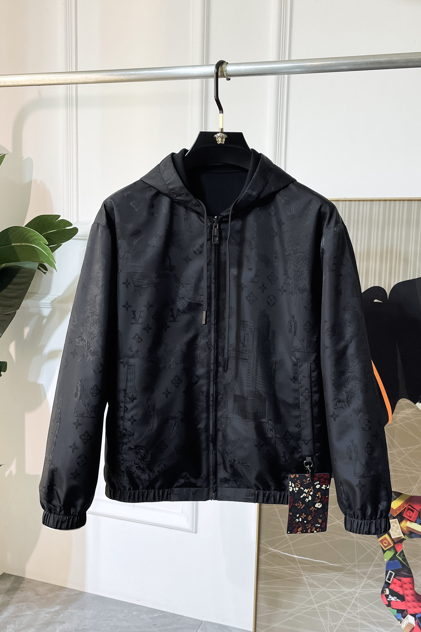 NO:520897,LV-ss autumn and winter big boutique double-sided jackets, customized high-quality polyester fiber fabric!  Top-level fashion brand elements logo design, complete with three standards!  The original hardware and accessories have smooth lines and exquisite craftsmanship, excellent upper body style, comfortable fabric, windproof and warm, and casual matching are very fashionable, handsome, casual and fashionable men's must-have!  Size M-3XL can wear up to 190 catties!  ,,louis vuitton,jackets & coats,jackets & coats,alexander wang19860909LV- ss秋冬大爆款精品双面穿夹克外套,定制高品质聚酯纤维面料！顶级时尚大牌元素logo设计,三标齐全！原版五金辅料,线条流畅,工艺精致,上身版型超赞,面料舒适,挡风保暖,随意搭配都非常时尚帅气休闲时尚男仕必备款哦！尺码M-3XL 最大可穿190斤！,,louis vuitton,jackets & coats,jackets & coats,alexander wang,Men's clothing