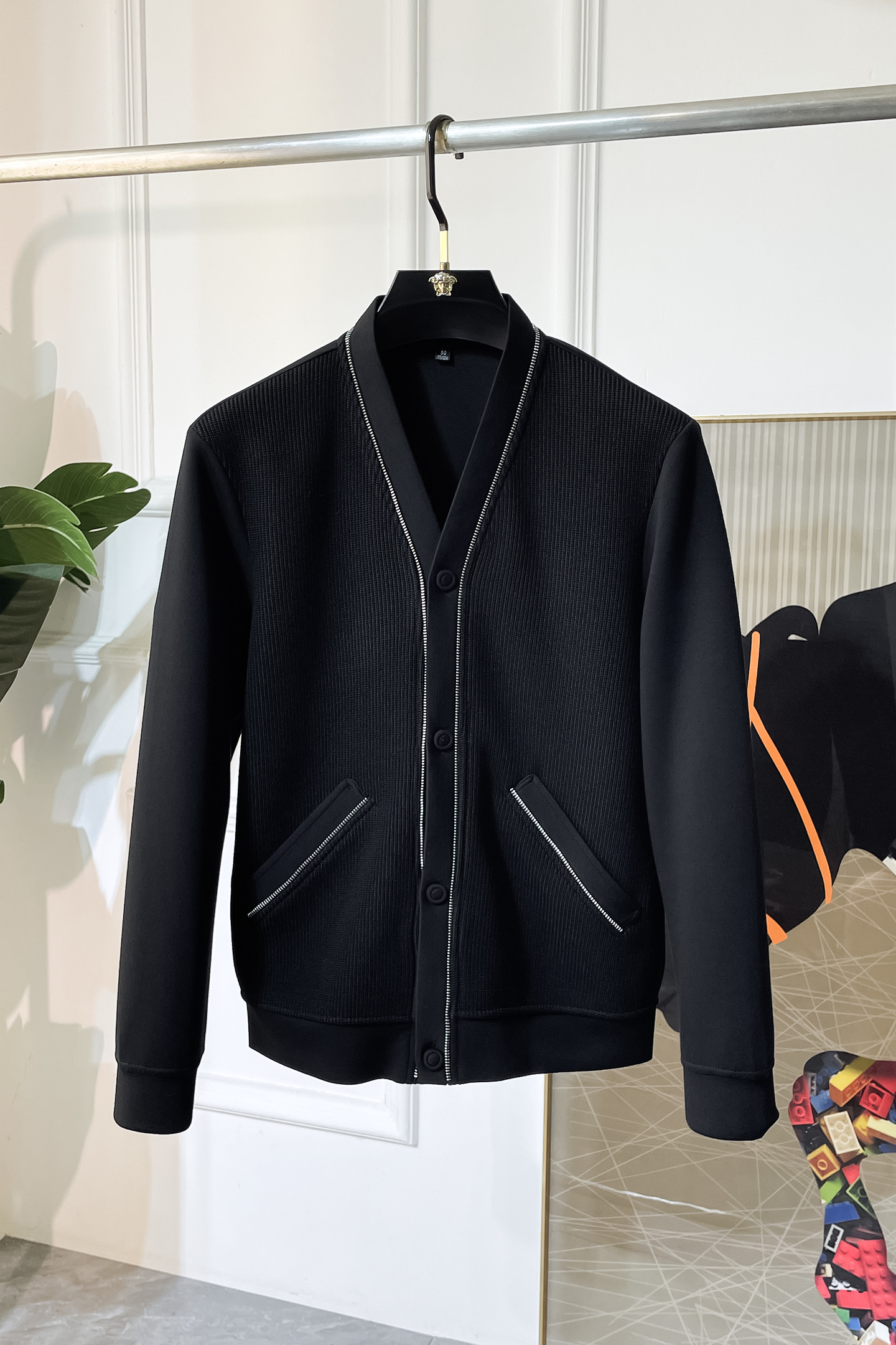 NO:519551,Lp Nuoyou - 2025ss autumn and winter hot-selling cardigan jacket, customized high-quality polyester fiber fabric!  Top-level fashion brand elements logo design, complete with three standards!  The original hardware and accessories have smooth lines and exquisite craftsmanship, excellent upper body style, comfortable fabric, windproof and warm, and casual matching are very fashionable, handsome, casual and fashionable men's must-have!  Size M-3XL can wear up to 190 catties!  ,loro piana,jackets & coats,jackets & coats,alexander wang19860909Lp诺悠 - 2025ss秋冬大爆款精品开衫夹克外套,定制高品质聚酯纤维面料！顶级时尚大牌元素logo设计,三标齐全！原版五金辅料,线条流畅,工艺精致,上身版型超赞,面料舒适,挡风保暖,随意搭配都非常时尚帅气休闲时尚男仕必备款哦！尺码M-3XL 最大可穿190斤！,,loro piana,jackets & coats,jackets & coats,alexander wang,Men's clothing