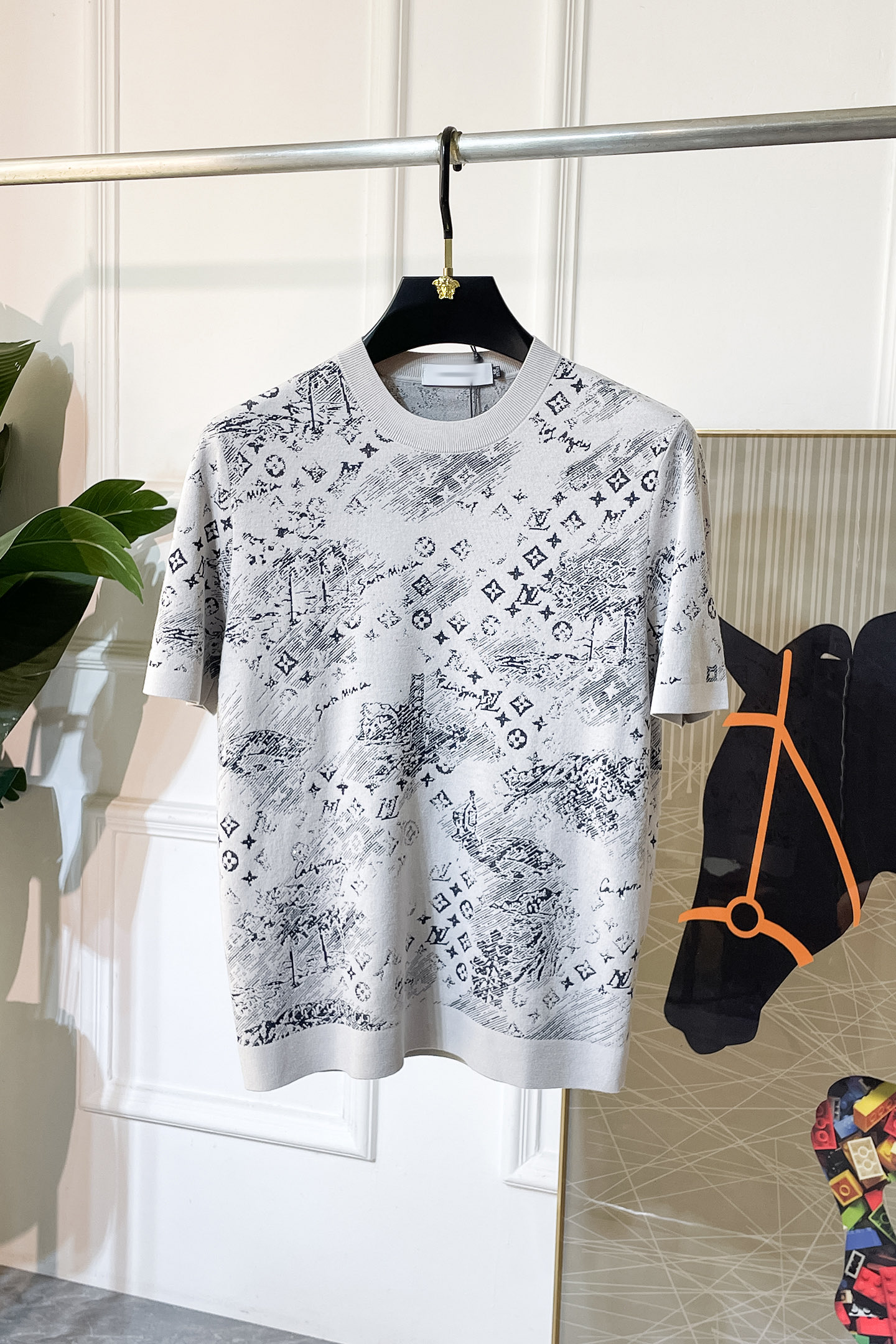 NO:519523,LV -2025ss autumn and winter half-sleeved knitted sweater series!  Casual business wear, essential for inner wear, selected top-grade - worsted mulberry silk blended fabric, delicate feel, close-fitting and comfortable without tying, good upper body style, warm wear, the counter logo design is very unique, male gods, don’t miss it!  Size M-3XL, louis vuitton,alexander wang19860909LV -2025ss秋冬半袖针织毛衫系列！休闲商务外穿 内搭必备款,精选上等-精纺桑蚕丝混纺面料,面料手感细腻,贴身舒适不扎肉,上身版型好 穿着保暖,专柜标志设计非常独特,男神们别错过！ 尺码 M-3XL,,louis vuitton,alexander wang,Men's clothing