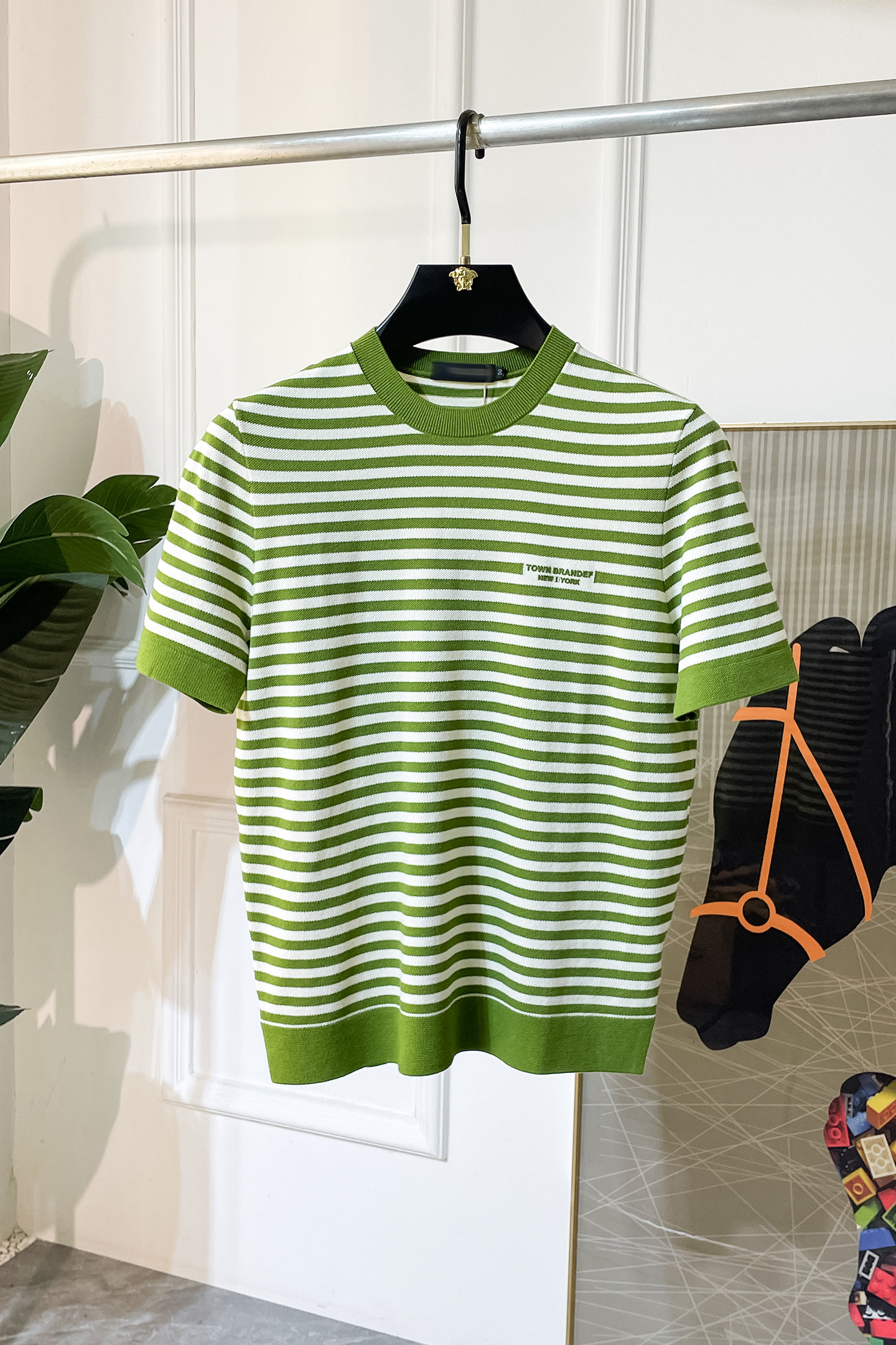 NO:520814,TB -2025ss autumn and winter half-sleeved sweater series!  Casual business wear, essential for inner wear, selected top-grade - worsted mulberry silk blended fabric, delicate feel, close-fitting and comfortable without tying, good upper body style, warm wear, the counter logo design is very unique, male gods, don’t miss it!  Size M-3XL, alexander wang19860909TB -2025ss秋冬半袖毛衫系列！休闲商务外穿 内搭必备款,精选上等-精纺桑蚕丝混纺面料,面料手感细腻,贴身舒适不扎肉,上身版型好 穿着保暖,专柜标志设计非常独特,男神们别错过！ 尺码 M-3XL,,alexander wang,Men's clothing