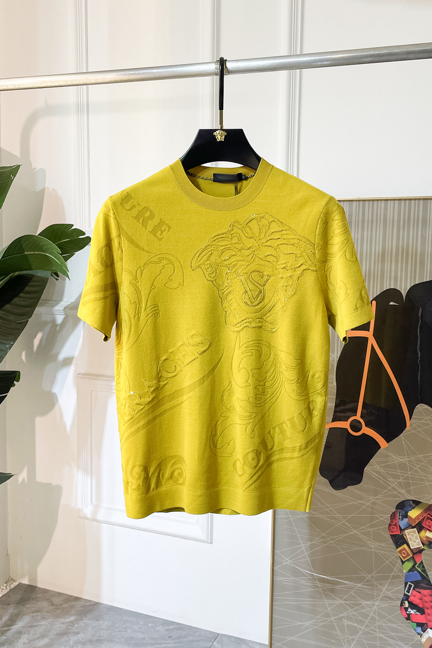 NO:520816,Versace - 2025ss autumn and winter half-sleeved sweater series!  Casual business wear, essential for inner wear, selected top-grade - worsted mulberry silk blended fabric, delicate feel, close-fitting and comfortable without tying, good upper body style, warm wear, the counter logo design is very unique, male gods, don’t miss it!  Size M-3XL, versace,alexander wang19860909范思哲 -2025ss秋冬半袖毛衫系列！休闲商务外穿 内搭必备款,精选上等-精纺桑蚕丝混纺面料,面料手感细腻,贴身舒适不扎肉,上身版型好 穿着保暖,专柜标志设计非常独特,男神们别错过！ 尺码 M-3XL,,versace,alexander wang,Men's clothing