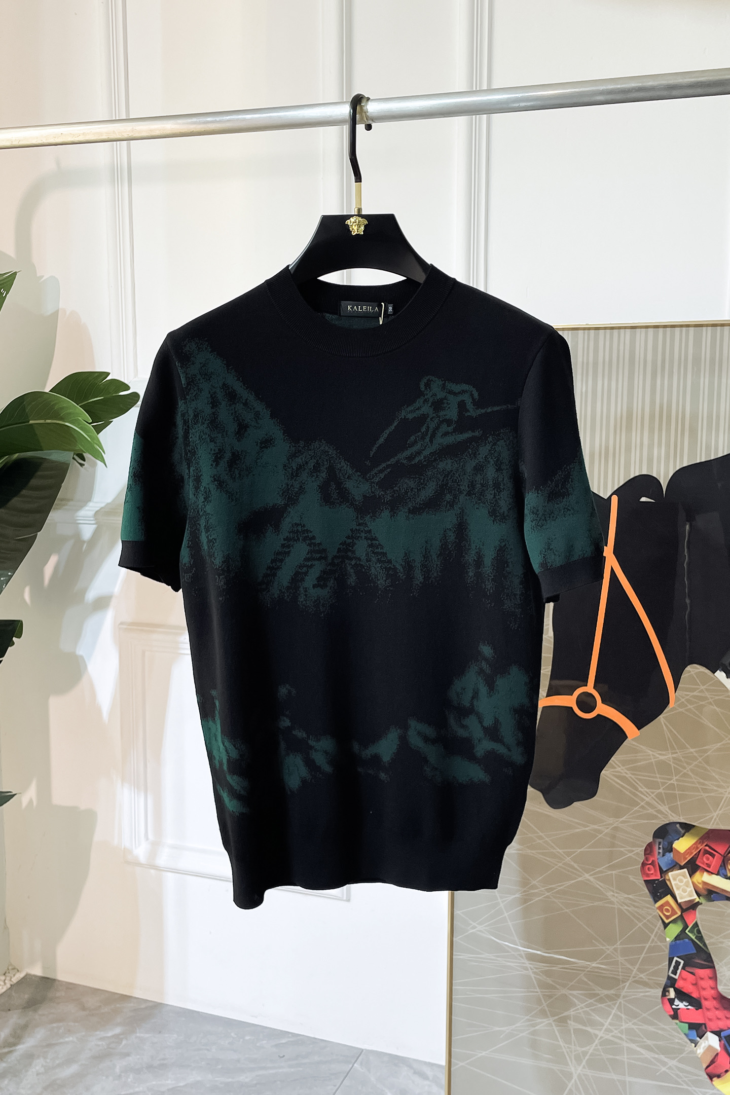 NO:520818,Banded - 2025ss autumn and winter half-sleeved sweater series!  Casual business wear, essential for inner wear, selected top-grade - worsted mulberry silk blended fabric, delicate feel, close-fitting and comfortable without tying, good upper body style, warm wear, the counter logo design is very unique, male gods, don’t miss it!  Size M-3XL, Moncler,alexander wang19860909蒙口 -2025ss秋冬半袖毛衫系列！休闲商务外穿 内搭必备款,精选上等-精纺桑蚕丝混纺面料,面料手感细腻,贴身舒适不扎肉,上身版型好 穿着保暖,专柜标志设计非常独特,男神们别错过！ 尺码 M-3XL,,Moncler,alexander wang,Men's clothing