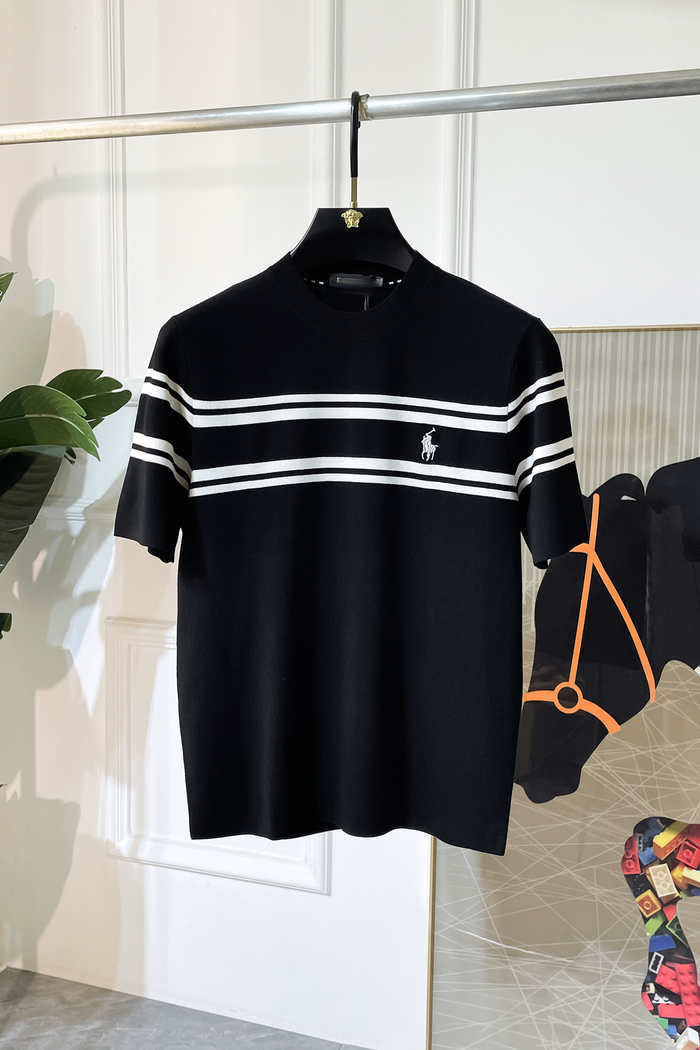 NO:520813,Paul - 2025ss autumn and winter half-sleeved sweater series!  Casual business wear, essential for inner wear, selected top-grade - worsted mulberry silk blended fabric, delicate feel, close-fitting and comfortable without tying, good upper body style, warm wear, the counter logo design is very unique, male gods, don’t miss it!  Size M-3XL, alexander wang19860909保罗 -2025ss秋冬半袖毛衫系列！休闲商务外穿 内搭必备款,精选上等-精纺桑蚕丝混纺面料,面料手感细腻,贴身舒适不扎肉,上身版型好 穿着保暖,专柜标志设计非常独特,男神们别错过！ 尺码 M-3XL,,alexander wang,Men's clothing