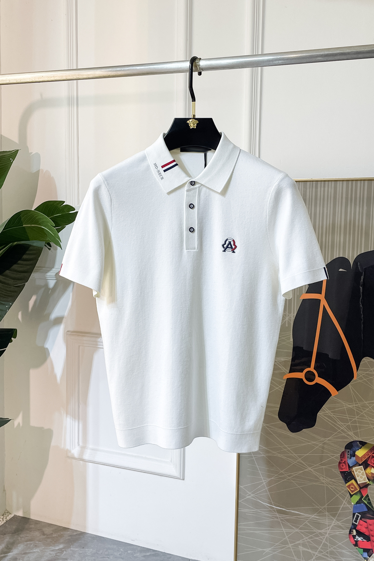 NO:522037,Banded - 2025ss autumn and winter half-sleeved sweater series!  Casual business wear, essential for inner wear, selected top-grade - worsted mulberry silk blended fabric, delicate feel, close-fitting and comfortable without tying, good upper body style, warm wear, the counter logo design is very unique, male gods, don’t miss it!  Size M-3XL, Moncler,alexander wang19860909蒙口 -2025ss秋冬半袖毛衫系列！休闲商务外穿 内搭必备款,精选上等-精纺桑蚕丝混纺面料,面料手感细腻,贴身舒适不扎肉,上身版型好 穿着保暖,专柜标志设计非常独特,男神们别错过！ 尺码 M-3XL,,Moncler,alexander wang,Men's clothing