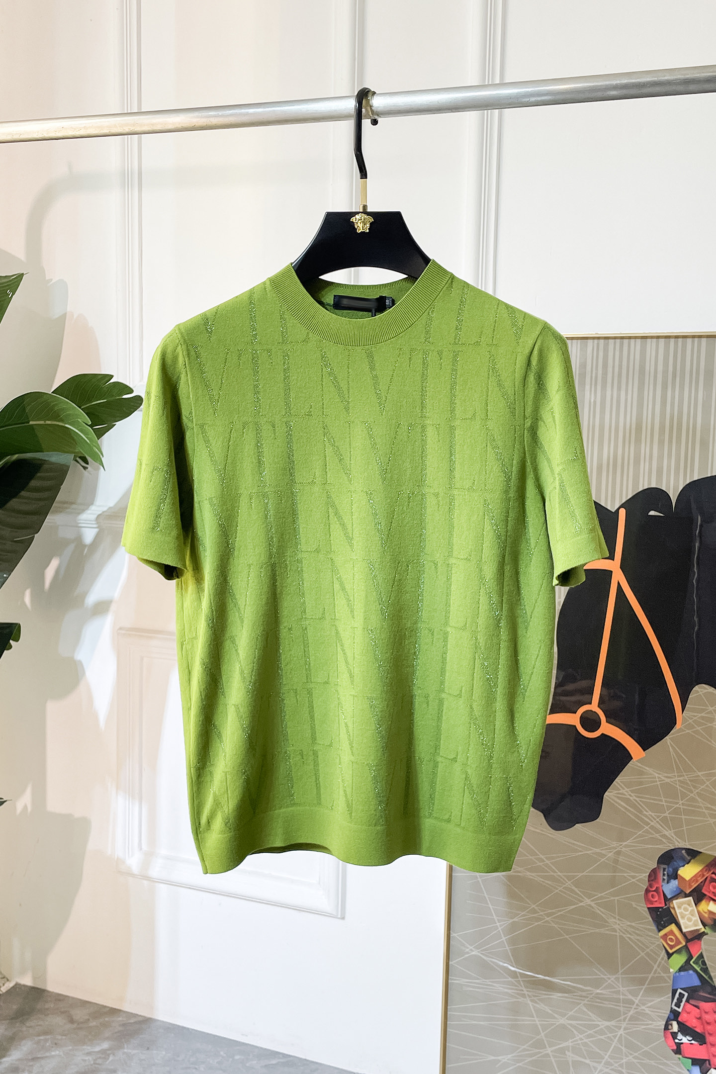 NO:520908,Valentino -ss autumn and winter half-sleeved sweater series!  Casual business wear, essential for inner wear, selected top-grade - worsted mulberry silk blended fabric, delicate feel, close-fitting and comfortable without tying, good upper body style, warm wear, the counter logo design is very unique, male gods, don’t miss it!  Size M-3XL, valentino,alexander wang19860909华伦天奴 -ss秋冬半袖毛衫系列！休闲商务外穿 内搭必备款,精选上等-精纺桑蚕丝混纺面料,面料手感细腻,贴身舒适不扎肉,上身版型好 穿着保暖,专柜标志设计非常独特,男神们别错过！ 尺码 M-3XL,,valentino,alexander wang,Men's clothing