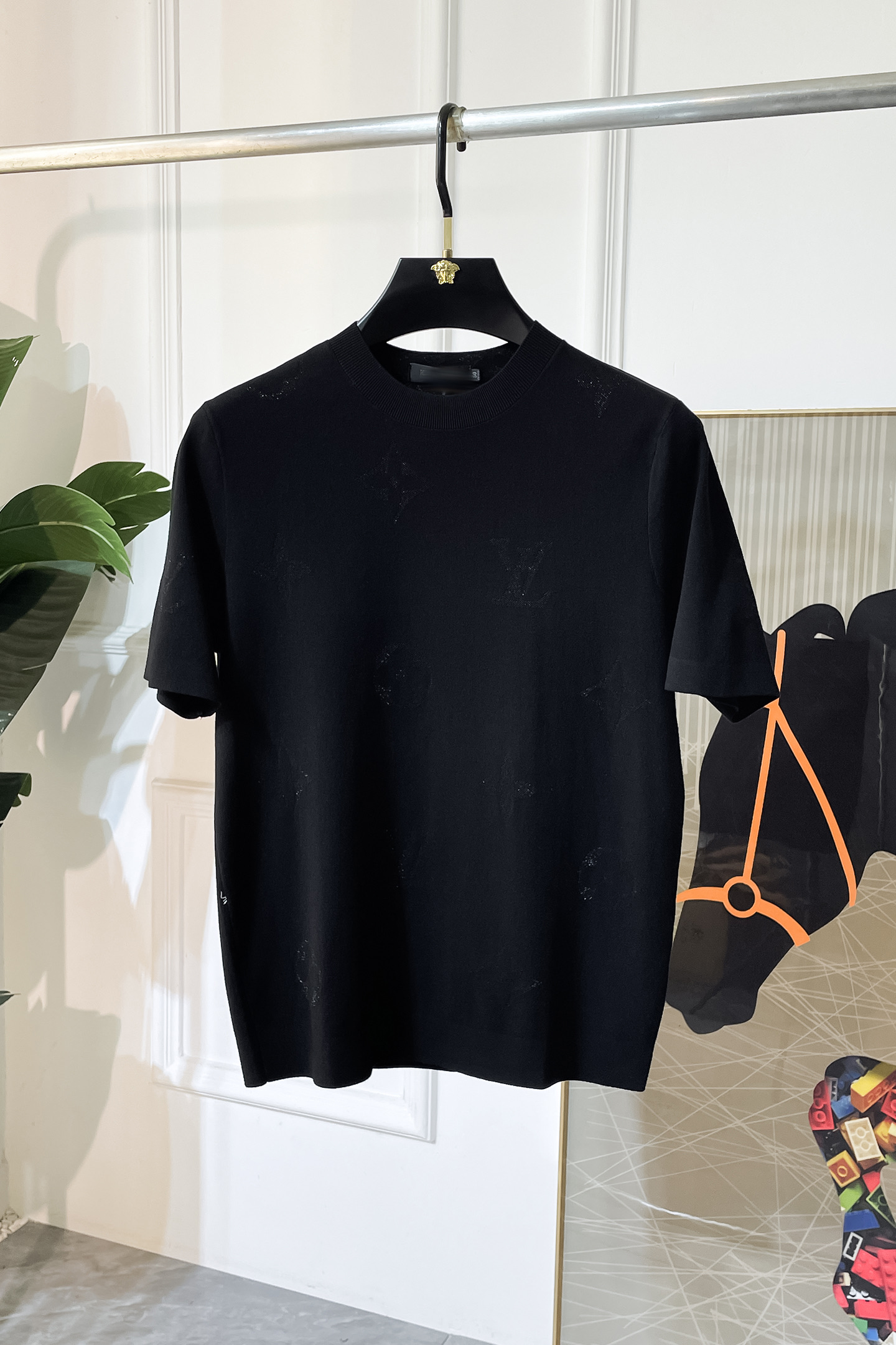 NO:531725,LV -ss autumn and winter half-sleeved sweater series!  Casual business wear, essential for inner wear, selected top-grade - worsted mulberry silk blended fabric, delicate feel, close-fitting and comfortable without tying, good upper body style, warm wear, the counter logo design is very unique, male gods, don’t miss it!  Size M-3XL, louis vuitton,alexander wang19860909LV -ss秋冬半袖毛衫系列！休闲商务外穿 内搭必备款,精选上等-精纺桑蚕丝混纺面料,面料手感细腻,贴身舒适不扎肉,上身版型好 穿着保暖,专柜标志设计非常独特,男神们别错过！ 尺码 M-3XL,,louis vuitton,alexander wang,Men's clothing