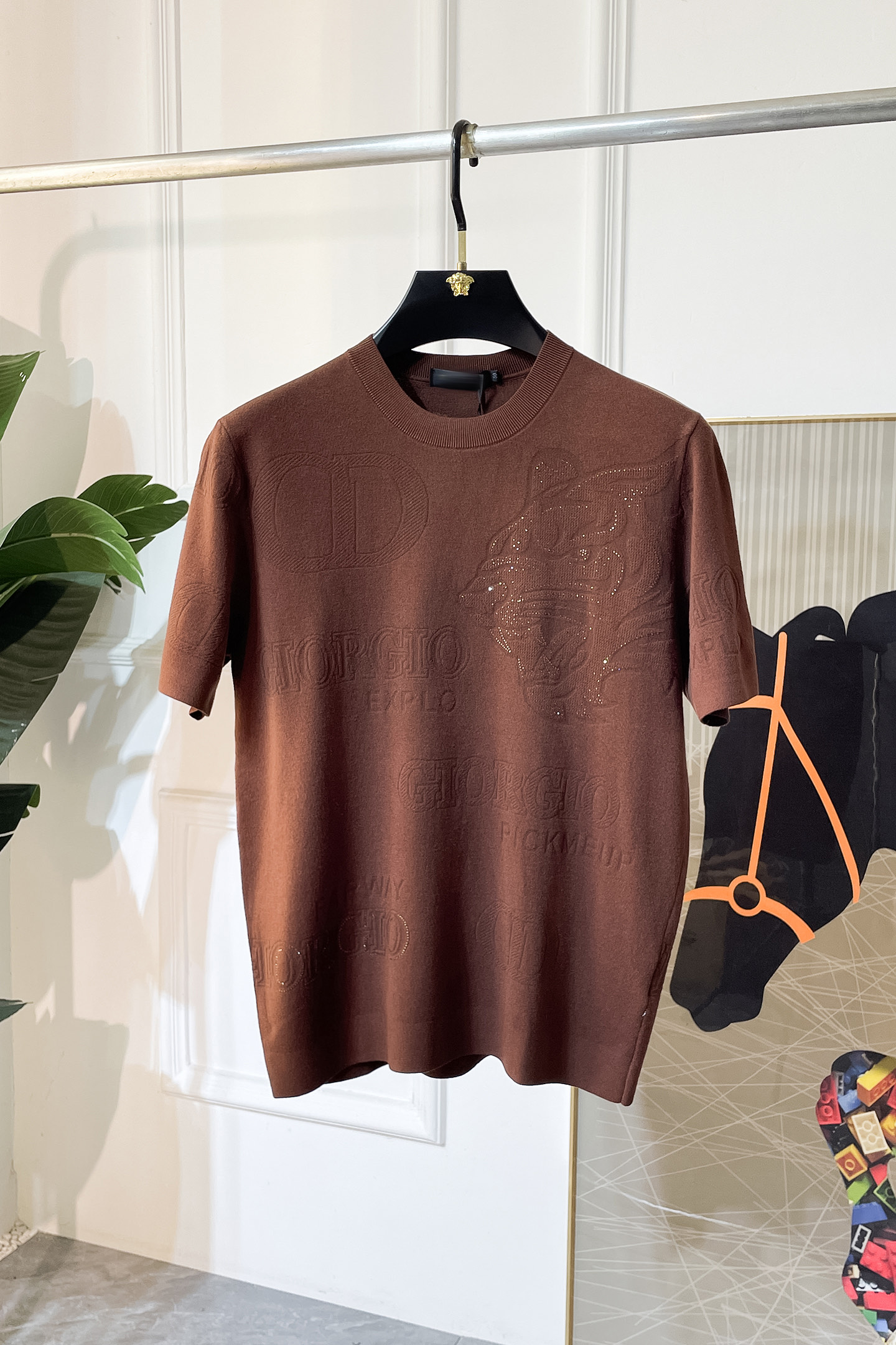 NO:519520,Dior-2025ss autumn and winter half-sleeved knitted sweater series!  Casual business wear, essential for inner wear, selected top-grade - worsted mulberry silk blended fabric, delicate feel, close-fitting and comfortable without tying, good upper body style, warm wear, the counter logo design is very unique, male gods, don’t miss it!  Size M-3XL,dior,alexander wang19860909迪奥-2025ss秋冬半袖针织毛衫系列！休闲商务外穿 内搭必备款,精选上等-精纺桑蚕丝混纺面料,面料手感细腻,贴身舒适不扎肉,上身版型好 穿着保暖,专柜标志设计非常独特,男神们别错过！ 尺码 M-3XL,,dior,alexander wang,Men's clothing