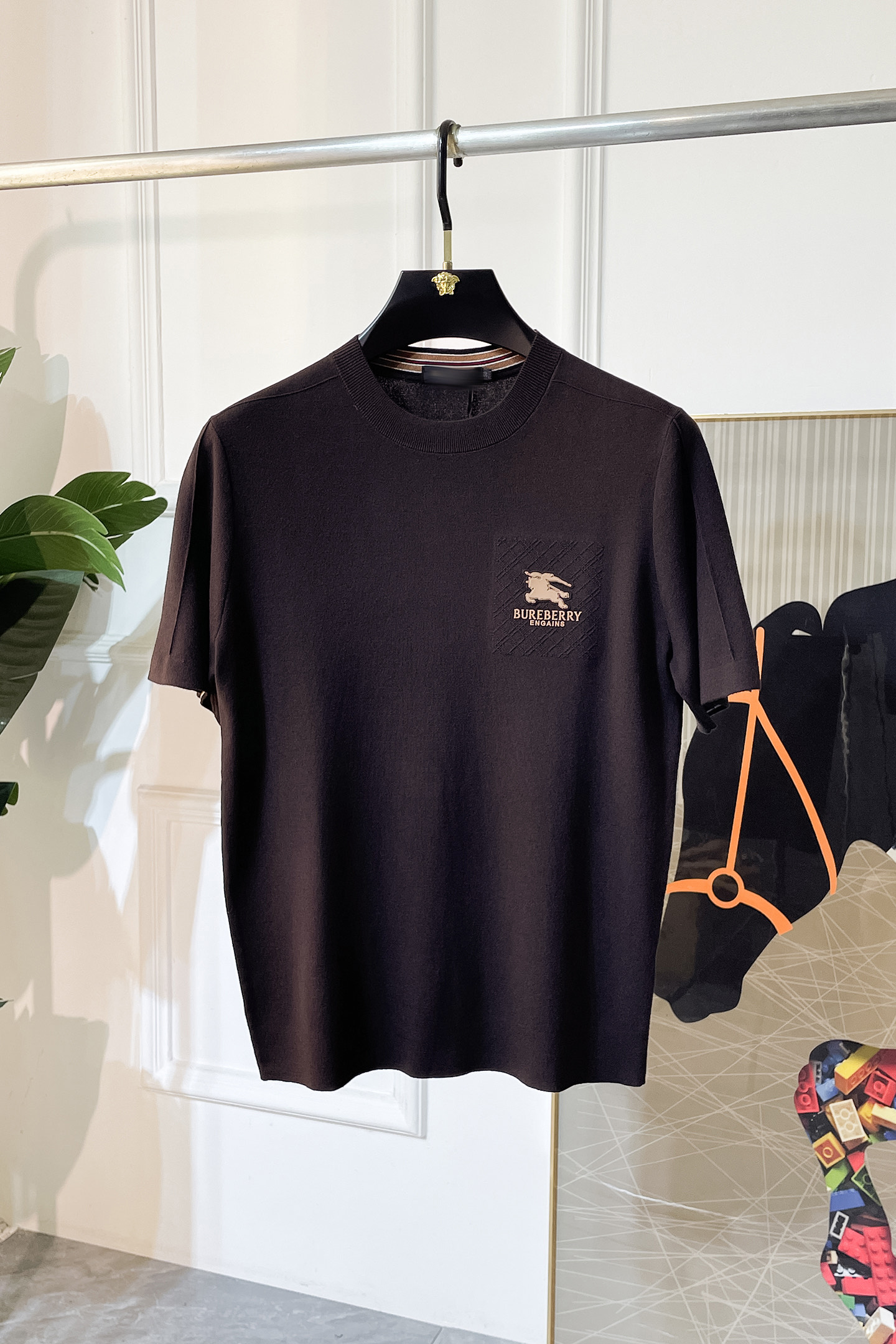 NO:519514,Burberry-2025ss autumn and winter half-sleeved knitted sweater series!  Casual business wear, essential for inner wear, selected top-grade - worsted mulberry silk blended fabric, delicate feel, close-fitting and comfortable without tying, good upper body style, warm wear, the counter logo design is very unique, male gods, don’t miss it!  Size M-3XL, burberry,alexander wang19860909巴宝莉-2025ss秋冬半袖针织毛衫系列！休闲商务外穿 内搭必备款,精选上等-精纺桑蚕丝混纺面料,面料手感细腻,贴身舒适不扎肉,上身版型好 穿着保暖,专柜标志设计非常独特,男神们别错过！ 尺码 M-3XL,,burberry,alexander wang,Men's clothing