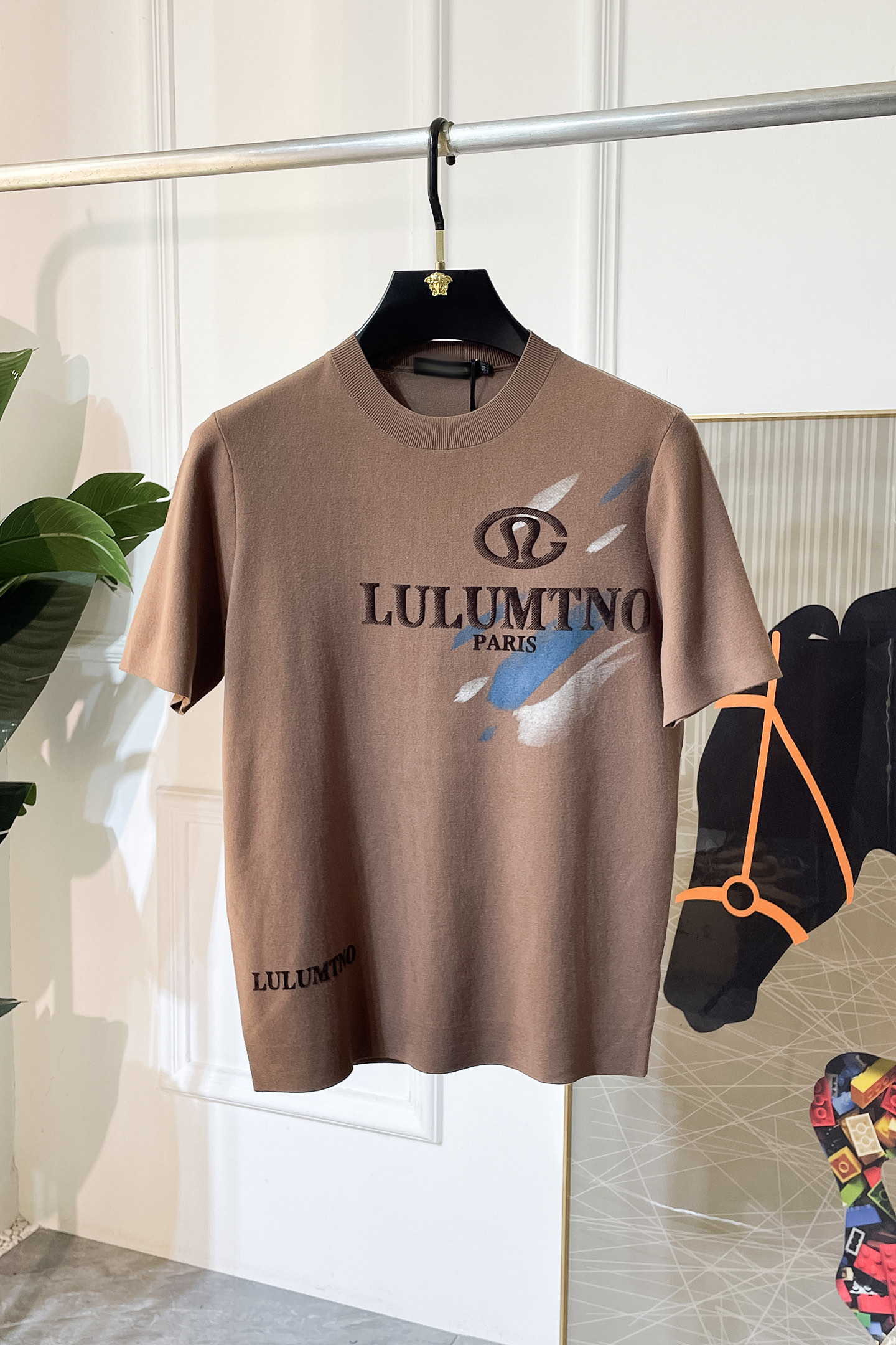 NO:520905,Lulu -ss autumn and winter half-sleeved sweater series!  Casual business wear, essential for inner wear, selected top-grade - worsted mulberry silk blended fabric, delicate feel, close-fitting and comfortable without tying, good upper body style, warm wear, the counter logo design is very unique, male gods, don’t miss it!  Size M-3XL, alexander wang19860909Lulu -ss秋冬半袖毛衫系列！休闲商务外穿 内搭必备款,精选上等-精纺桑蚕丝混纺面料,面料手感细腻,贴身舒适不扎肉,上身版型好 穿着保暖,专柜标志设计非常独特,男神们别错过！ 尺码 M-3XL,,alexander wang,Men's clothing