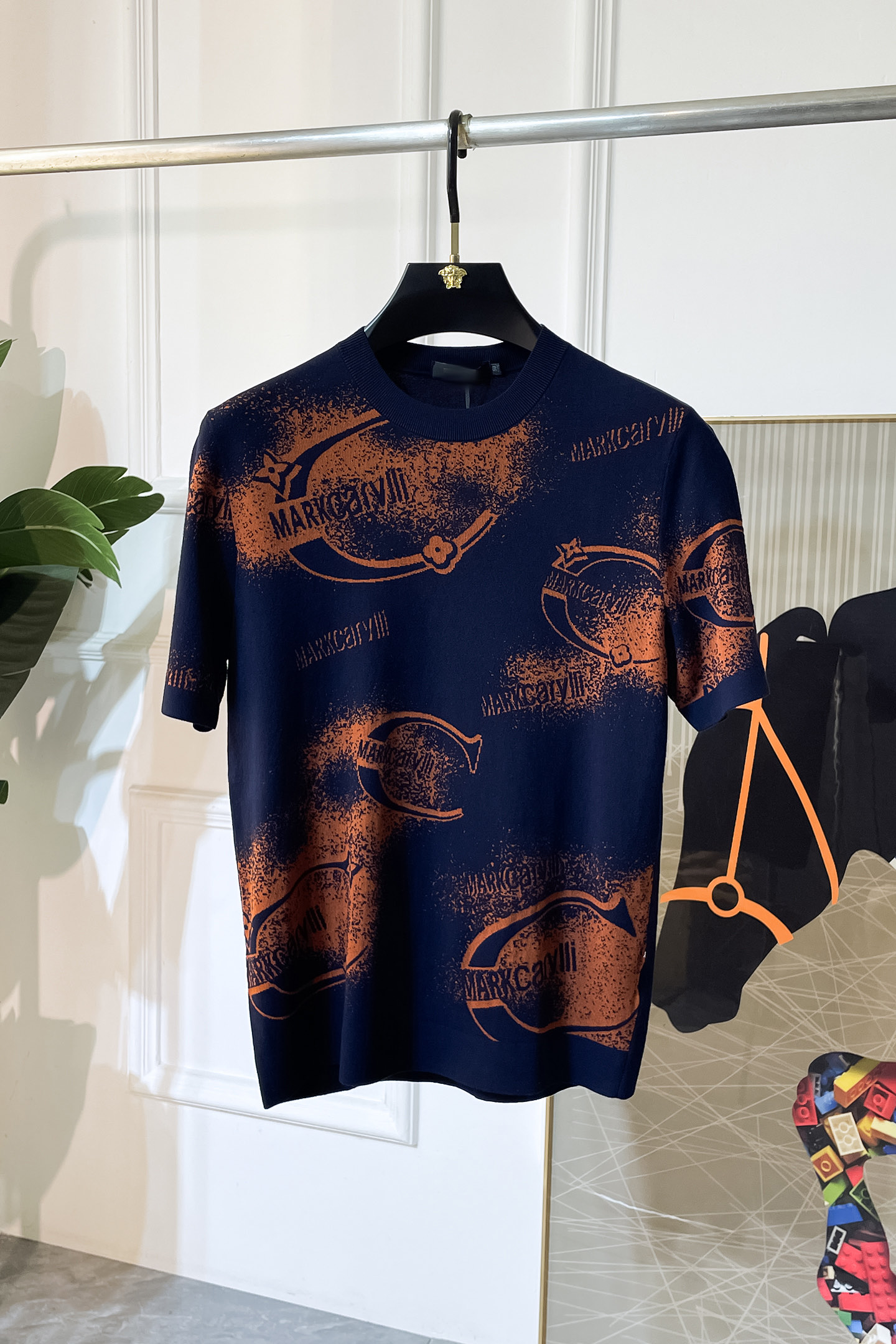 NO:519517,Cavalli-2025ss autumn and winter half-sleeved knitted sweater series!  Casual business wear, essential for inner wear, selected top-grade - worsted mulberry silk blended fabric, delicate feel, close-fitting and comfortable without tying, good upper body style, warm wear, the counter logo design is very unique, male gods, don’t miss it!  Size M-3XL, alexander wang19860909卡瓦利-2025ss秋冬半袖针织毛衫系列！休闲商务外穿 内搭必备款,精选上等-精纺桑蚕丝混纺面料,面料手感细腻,贴身舒适不扎肉,上身版型好 穿着保暖,专柜标志设计非常独特,男神们别错过！ 尺码 M-3XL,,alexander wang,Men's clothing