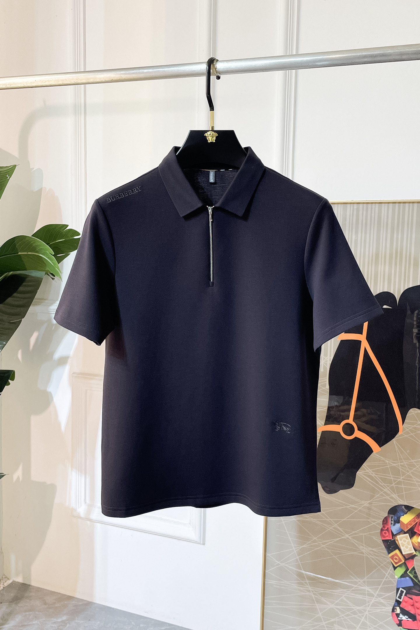 NO:520809,Burberry - 2025ss autumn and winter half-sleeved T-shirt series!  Casual business wear, essential for inner wear, selected top-split modal blend fabric, the fabric feels delicate, close-fitting and comfortable without thorning, the upper body style is good, warm, the counter logo design is very unique, male gods, don’t miss it!  Size M-3XL, burberry,tees, t-shirt,alexander wang19860909巴宝莉 -2025ss秋冬半袖T恤衫系列！休闲商务外穿 内搭必备款,精选上等-精纺莫代尔混纺面料,面料手感细腻,贴身舒适不扎肉,上身版型好 穿着保暖,专柜标志设计非常独特,男神们别错过！ 尺码 M-3XL,,burberry,tees，t-shirt,alexander wang,Men's clothing