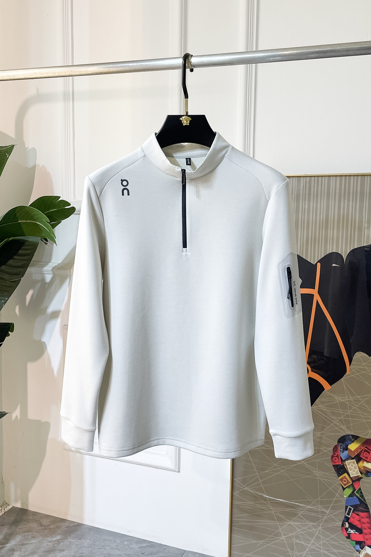 NO:520887,alo-ss autumn and winter counter hit sweatshirt T-shirt, custom high-end cotton fabric!  Fashionable brand element craft design, soft, delicate, comfortable and warm, and multiple craftsmanship production, men's wardrobe is indispensable for basic base shirts. They can be used to match various clothing anytime and anywhere to meet your daily life needs. The clothes design is simple but not simple. Dear, hurry up and buy it. Standard version size M-3XL, maximum wearable pounds!  , hoodie,sweatshirts,tees,t-shirt,alexander wang19860909alo - ss秋冬季专柜大爆款卫衣T恤,采用定制高级棉面料！时尚大牌元素工艺设计,柔软细腻舒适保暖,多重工艺制作,男人的衣柜都少不了基础打底衫 随时随地都可以拿来搭配各种服饰 满足您日常生活需求 ,衣服设计简约而不简单 , 亲们赶紧入手 标准版型 尺码M-3XL 最大可穿斤！,,hoodie,sweatshirts,tees，t-shirt,alexander wang,Men's clothing