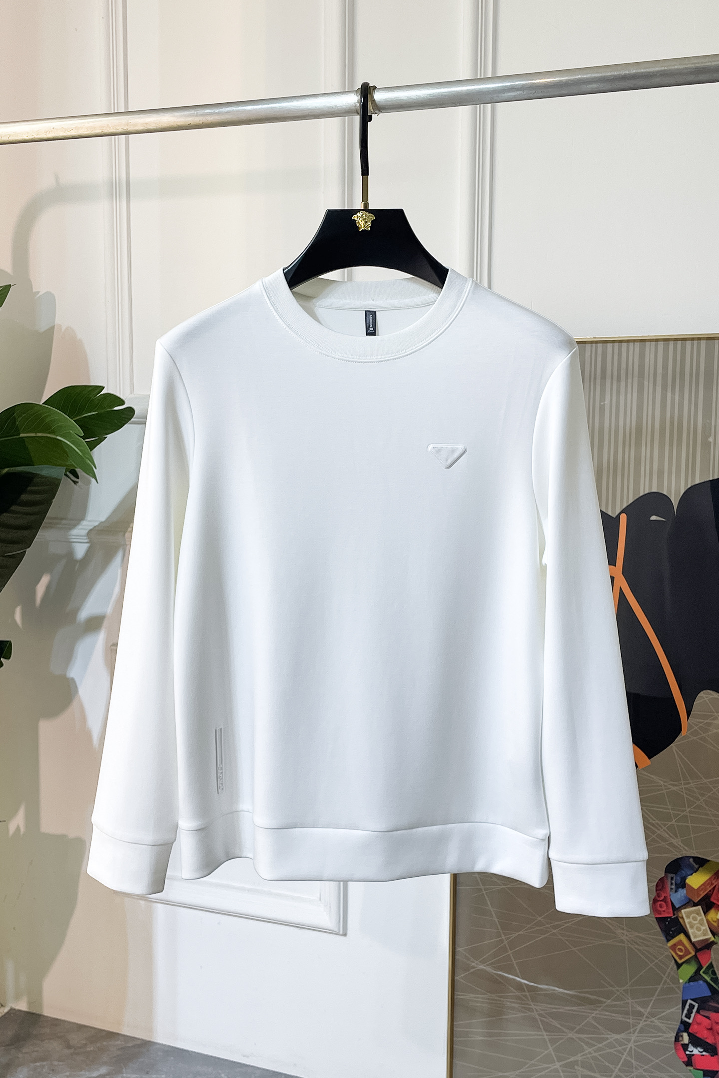 NO:520893,Prada - SS's autumn new style, the highest version of the fashionable pullover sweater, a must-have classic work every year. It is favored and praised by major stars. It is selected with high-end European cotton blend fabrics, heavy craftsmanship production, original hardware and auxiliary materials logo design, soft and smooth, and dense texture!  Fashionable and stylish upper body!  One of the impeccable must-choose styles for autumn!  M-3XL, prada, hoodie, sweatshirts, alexander wang19860909普拉达 - ss秋季大爆新款,最高版本时尚套头卫衣、每年必出的经典之作.受各大明星的青睐推崇,精选高端欧棉混纺面料,重工艺制作,原版五金辅料logo设计,柔软顺滑,质地密实！上身时尚有型！秋季无可挑剔必选款式之一！M-3XL,,prada,hoodie,sweatshirts,alexander wang,Men's clothing