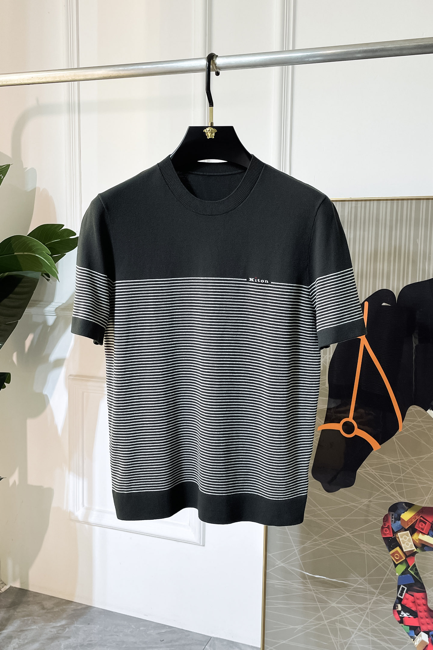 NO:520803,Kiton -2025ss autumn and winter half-sleeved sweater series!  Casual business wear, essential for inner wear, selected top-grade - worsted mulberry silk blended fabric, delicate feel, close-fitting and comfortable without tying, good upper body style, warm wear, the counter logo design is very unique, male gods, don’t miss it!  Size M-3XL, alexander wang19860909Kiton -2025ss秋冬半袖毛衫系列！休闲商务外穿 内搭必备款,精选上等-精纺桑蚕丝混纺面料,面料手感细腻,贴身舒适不扎肉,上身版型好 穿着保暖,专柜标志设计非常独特,男神们别错过！ 尺码 M-3XL,,alexander wang,Men's clothing