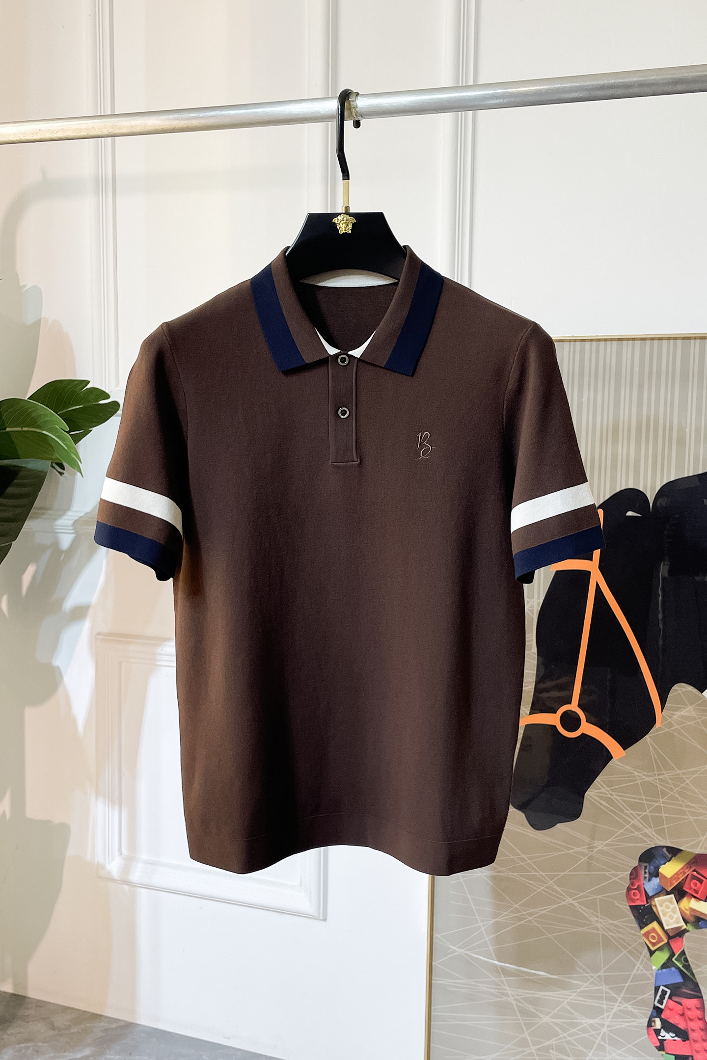 NO:519532,Bc-2025ss autumn and winter half-sleeved knitted sweater series!  Casual business wear, essential for inner wear, selected top-grade - worsted mulberry silk blended fabric, delicate feel, close-fitting and comfortable without tying, good upper body style, warm wear, the counter logo design is very unique, male gods, don’t miss it!  Size M-3XL, alexander wang19860909Bc-2025ss秋冬半袖针织毛衫系列！休闲商务外穿 内搭必备款,精选上等-精纺桑蚕丝混纺面料,面料手感细腻,贴身舒适不扎肉,上身版型好 穿着保暖,专柜标志设计非常独特,男神们别错过！ 尺码 M-3XL,,alexander wang,Men's clothing