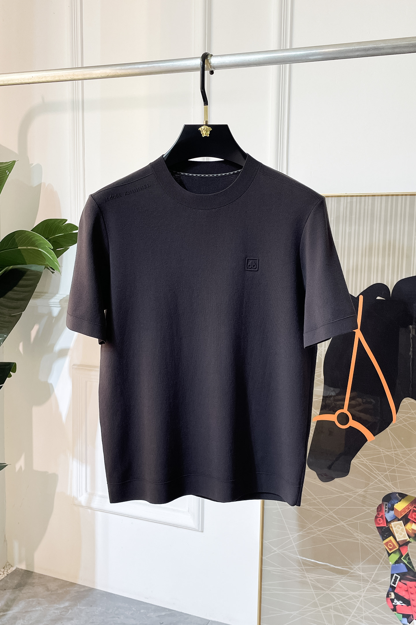 NO:522034,alo -2025ss autumn and winter half-sleeved sweater series!  Casual business wear, essential for inner wear, selected top-grade - worsted mulberry silk blended fabric, delicate feel, close-fitting and comfortable without tying, good upper body style, warm wear, the counter logo design is very unique, male gods, don’t miss it!  Size M-3XL, alexander wang19860909alo -2025ss秋冬半袖毛衫系列！休闲商务外穿 内搭必备款,精选上等-精纺桑蚕丝混纺面料,面料手感细腻,贴身舒适不扎肉,上身版型好 穿着保暖,专柜标志设计非常独特,男神们别错过！ 尺码 M-3XL,,alexander wang,Men's clothing