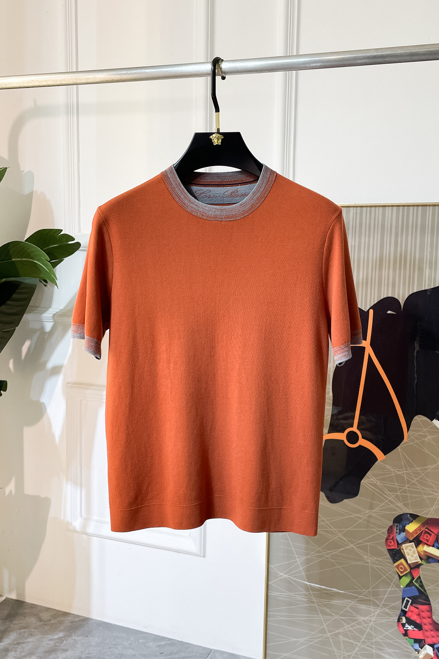 NO:520801,LP Noyou - 2025ss autumn and winter half-sleeved sweater series!  Casual business wear, essential for inner wear, selected top-grade - worsted mulberry silk blended fabric, delicate feel, close-fitting and comfortable without tying, good upper body style, warm wear, the counter logo design is very unique, male gods, don’t miss it!  Size M-3XL, loro piana, alexander wang19860909LP诺悠 -2025ss秋冬半袖毛衫系列！休闲商务外穿 内搭必备款,精选上等-精纺桑蚕丝混纺面料,面料手感细腻,贴身舒适不扎肉,上身版型好 穿着保暖,专柜标志设计非常独特,男神们别错过！ 尺码 M-3XL,,loro piana,alexander wang,Men's clothing