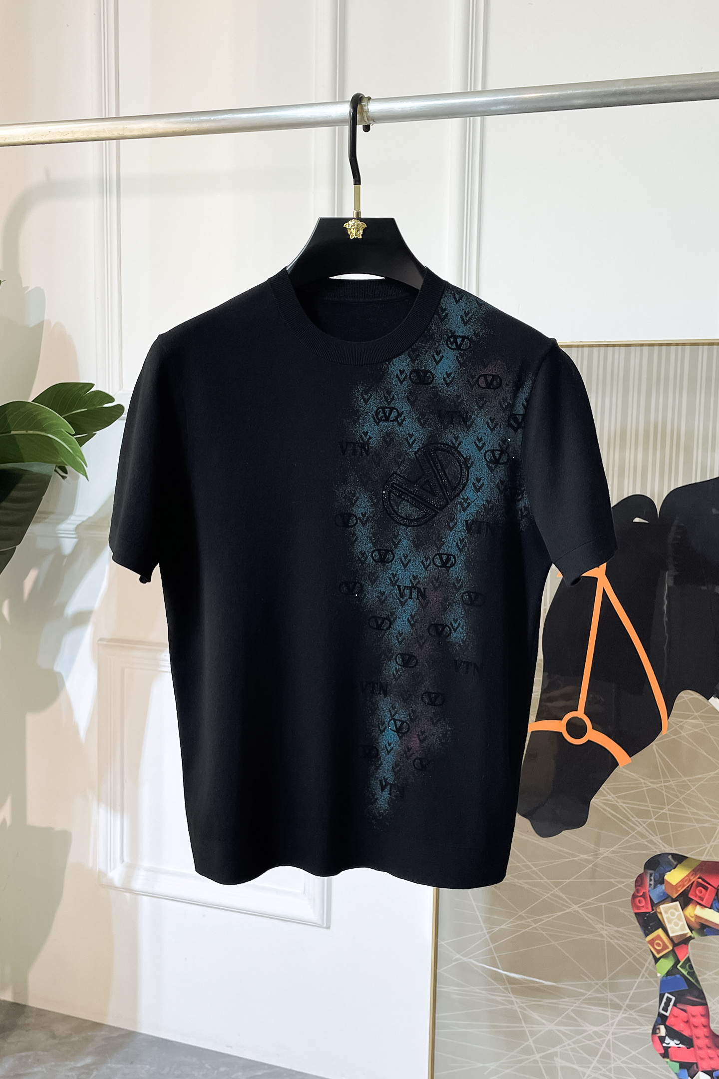 NO:520888,Valentino -ss autumn and winter half-sleeved sweater series!  Casual business wear, essential for inner wear, selected top-grade - worsted mulberry silk blended fabric, delicate feel, close-fitting and comfortable without tying, good upper body style, warm wear, the counter logo design is very unique, male gods, don’t miss it!  Size M-3XL, valentino,alexander wang19860909华伦天奴 -ss秋冬半袖毛衫系列！休闲商务外穿 内搭必备款,精选上等-精纺桑蚕丝混纺面料,面料手感细腻,贴身舒适不扎肉,上身版型好 穿着保暖,专柜标志设计非常独特,男神们别错过！ 尺码 M-3XL,,valentino,alexander wang,Men's clothing