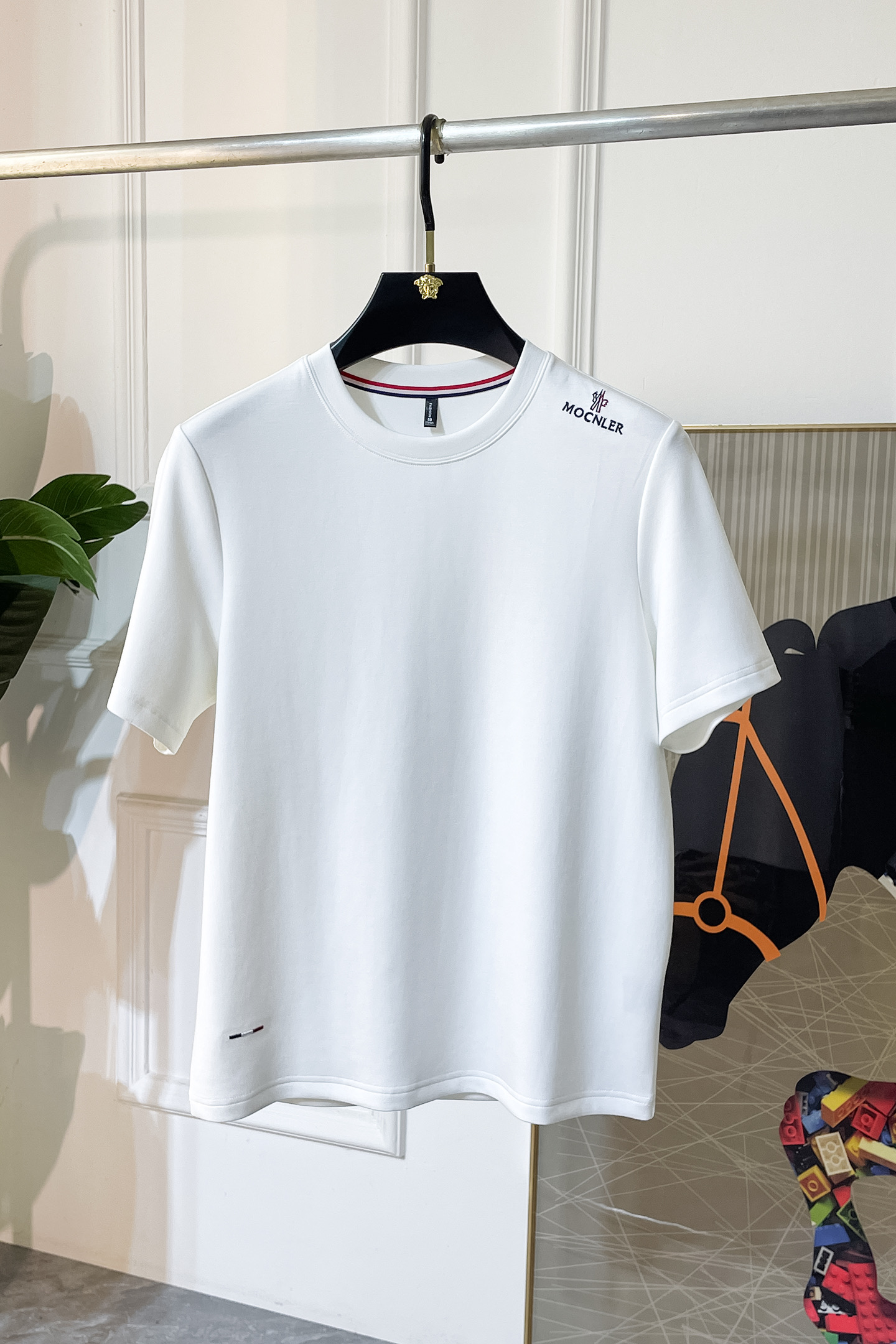 NO:520805,Covered - 2025ss autumn and winter half-sleeved T-shirt series!  Casual business wear, essential for inner wear, selected top-split modal blend fabric, the fabric feels delicate, close-fitting and comfortable without thorning, the upper body style is good, warm, the counter logo design is very unique, male gods, don’t miss it!  Size M-3XL, Moncler,tees,t-shirt,alexander wang19860909蒙口 -2025ss秋冬半袖T恤衫系列！休闲商务外穿 内搭必备款,精选上等-精纺莫代尔混纺面料,面料手感细腻,贴身舒适不扎肉,上身版型好 穿着保暖,专柜标志设计非常独特,男神们别错过！ 尺码 M-3XL,,Moncler,tees，t-shirt,alexander wang,Men's clothing