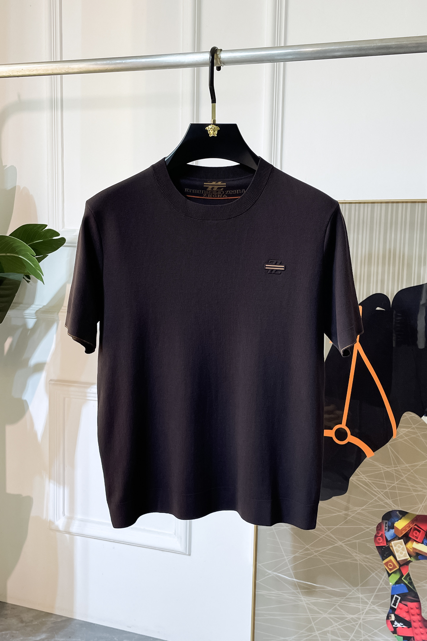 NO:520885,JINIA -ss autumn and winter half-sleeved sweater series!  Casual business wear, essential for inner wear, selected top-grade - worsted mulberry silk blended fabric, delicate feel, close-fitting and comfortable without tying, good upper body style, warm wear, the counter logo design is very unique, male gods, don’t miss it!  Size M-3XL, zegna,alexander wang19860909杰尼娅 -ss秋冬半袖毛衫系列！休闲商务外穿 内搭必备款,精选上等-精纺桑蚕丝混纺面料,面料手感细腻,贴身舒适不扎肉,上身版型好 穿着保暖,专柜标志设计非常独特,男神们别错过！ 尺码 M-3XL,,zegna,alexander wang,Men's clothing