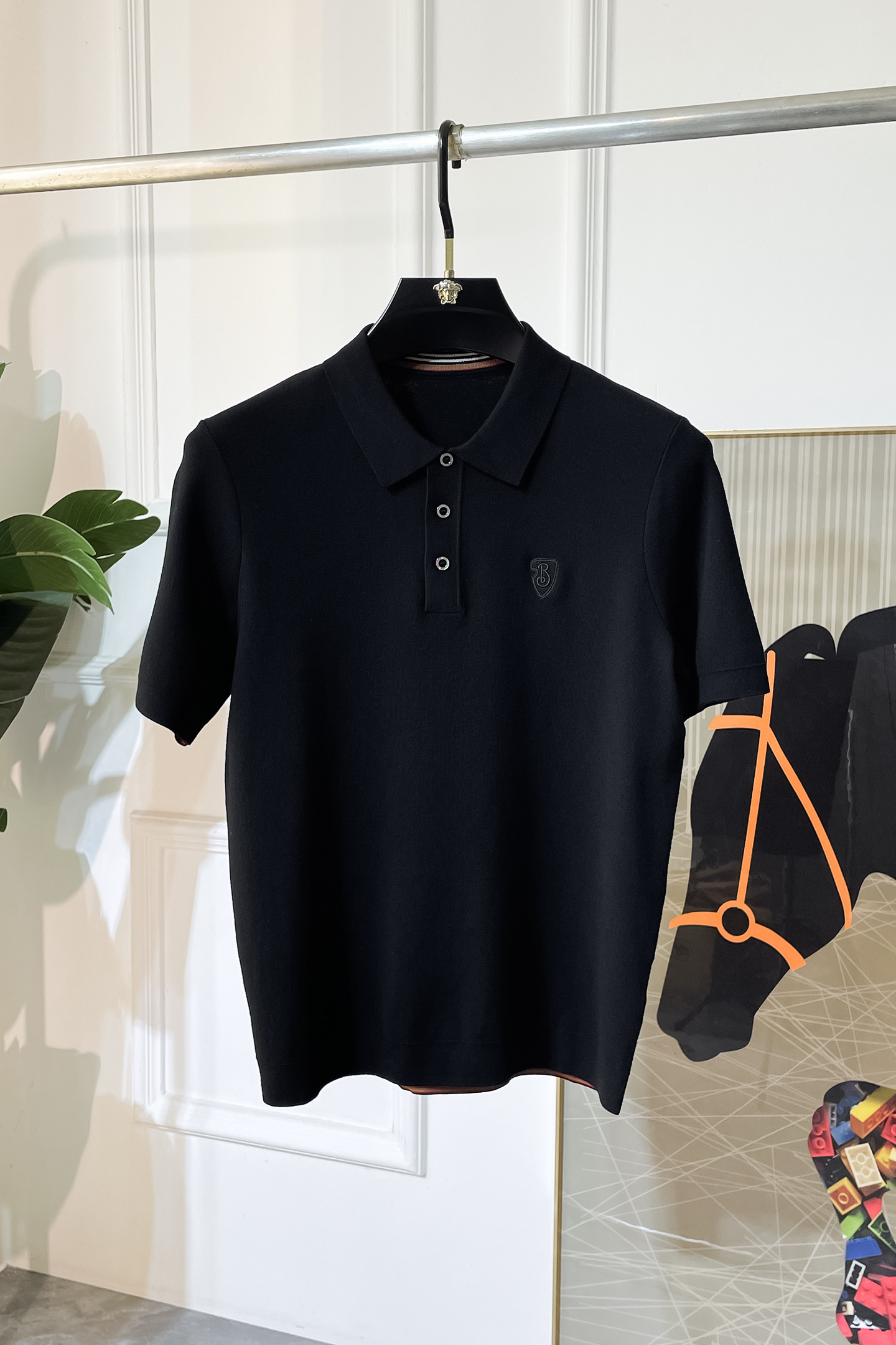 NO:520811,Burberry - 2025ss autumn and winter half-sleeved sweater series!  Casual business wear, essential for inner wear, selected top-grade - worsted mulberry silk blended fabric, delicate feel, close-fitting and comfortable without tying, good upper body style, warm wear, the counter logo design is very unique, male gods, don’t miss it!  Size M-3XL, burberry,alexander wang19860909巴宝莉 -2025ss秋冬半袖毛衫系列！休闲商务外穿 内搭必备款,精选上等-精纺桑蚕丝混纺面料,面料手感细腻,贴身舒适不扎肉,上身版型好 穿着保暖,专柜标志设计非常独特,男神们别错过！ 尺码 M-3XL,,burberry,alexander wang,Men's clothing