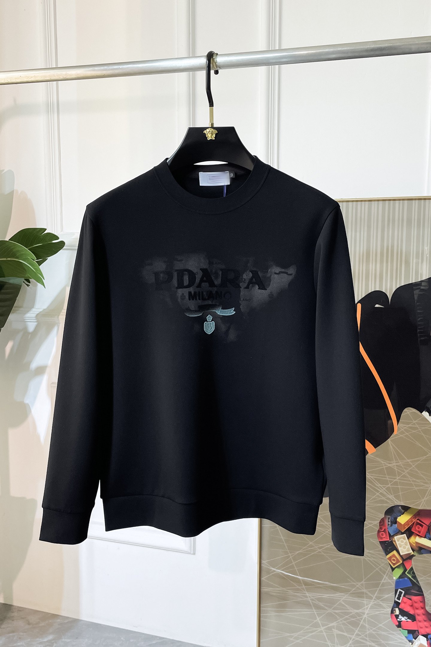 NO:521958,Prada - 2025ss autumn new model, the highest version of fashionable pullover sweatshirt, a must-have classic work every year. It is favored and praised by major stars. It is selected high-end European cotton blend fabrics, heavy craftsmanship production, original hardware and auxiliary materials logo design, soft and smooth, and dense texture!  Fashionable and stylish upper body!  One of the impeccable must-choose styles for autumn!  M-3XL, prada, hoodie, sweatshirts, alexander wang19860909普拉达 - 2025ss秋季大爆新款,最高版本时尚套头卫衣、每年必出的经典之作.受各大明星的青睐推崇,精选高端欧棉混纺面料,重工艺制作,原版五金辅料logo设计,柔软顺滑,质地密实！上身时尚有型！秋季无可挑剔必选款式之一！M-3XL,,prada,hoodie,sweatshirts,alexander wang,Men's clothing