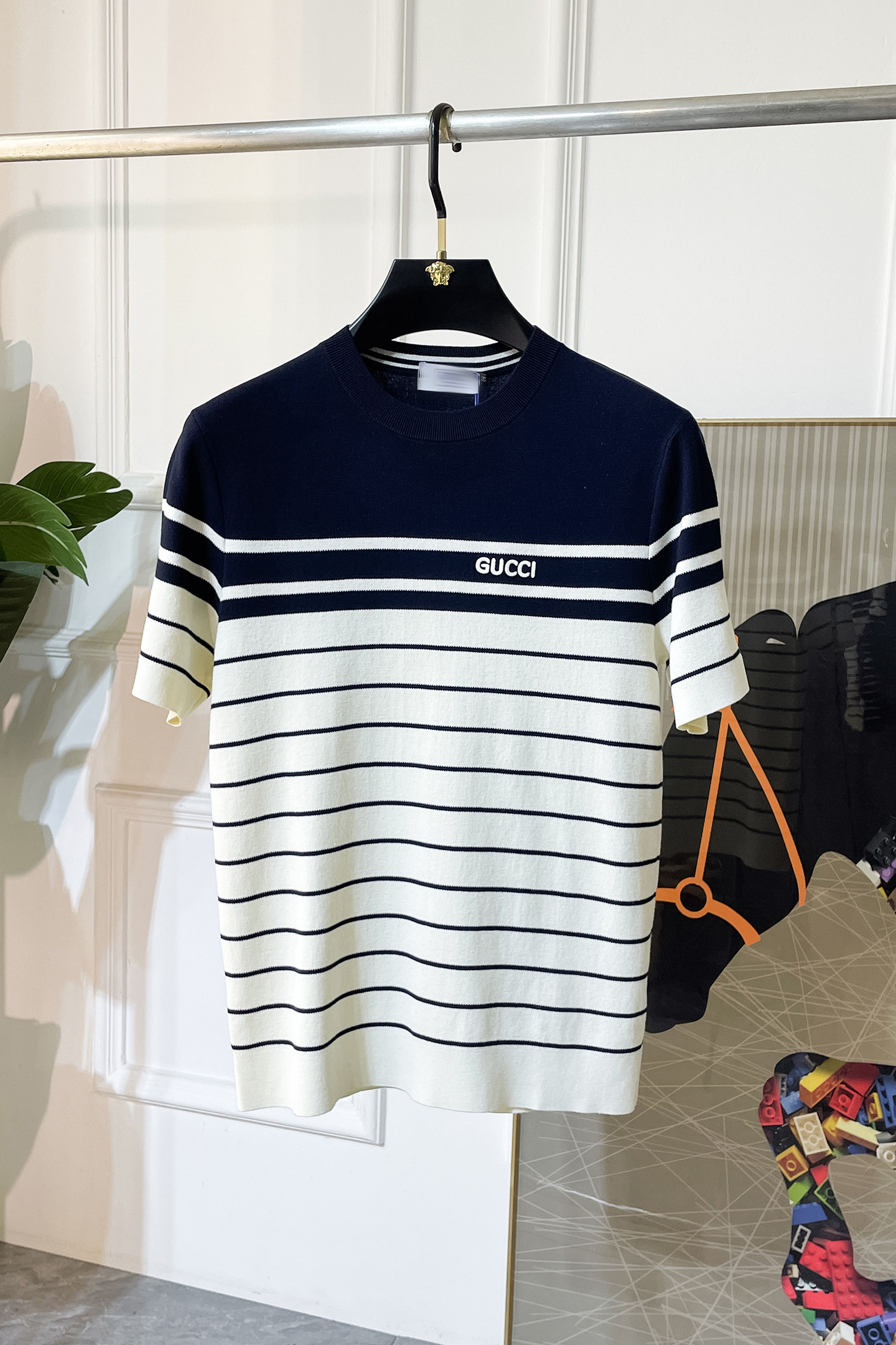 NO:521960,Guqi-2025ss autumn and winter half-sleeved knitted sweater series!  Casual business wear, essential for inner wear, selected top-grade - worsted mulberry silk blended fabric, delicate feel, close-fitting and comfortable without tying, good upper body style, warm wear, the counter logo design is very unique, male gods, don’t miss it!  Size M-3XL, alexander wang19860909古奇-2025ss秋冬半袖针织毛衫系列！休闲商务外穿 内搭必备款,精选上等-精纺桑蚕丝混纺面料,面料手感细腻,贴身舒适不扎肉,上身版型好 穿着保暖,专柜标志设计非常独特,男神们别错过！ 尺码 M-3XL,,alexander wang,Men's clothing