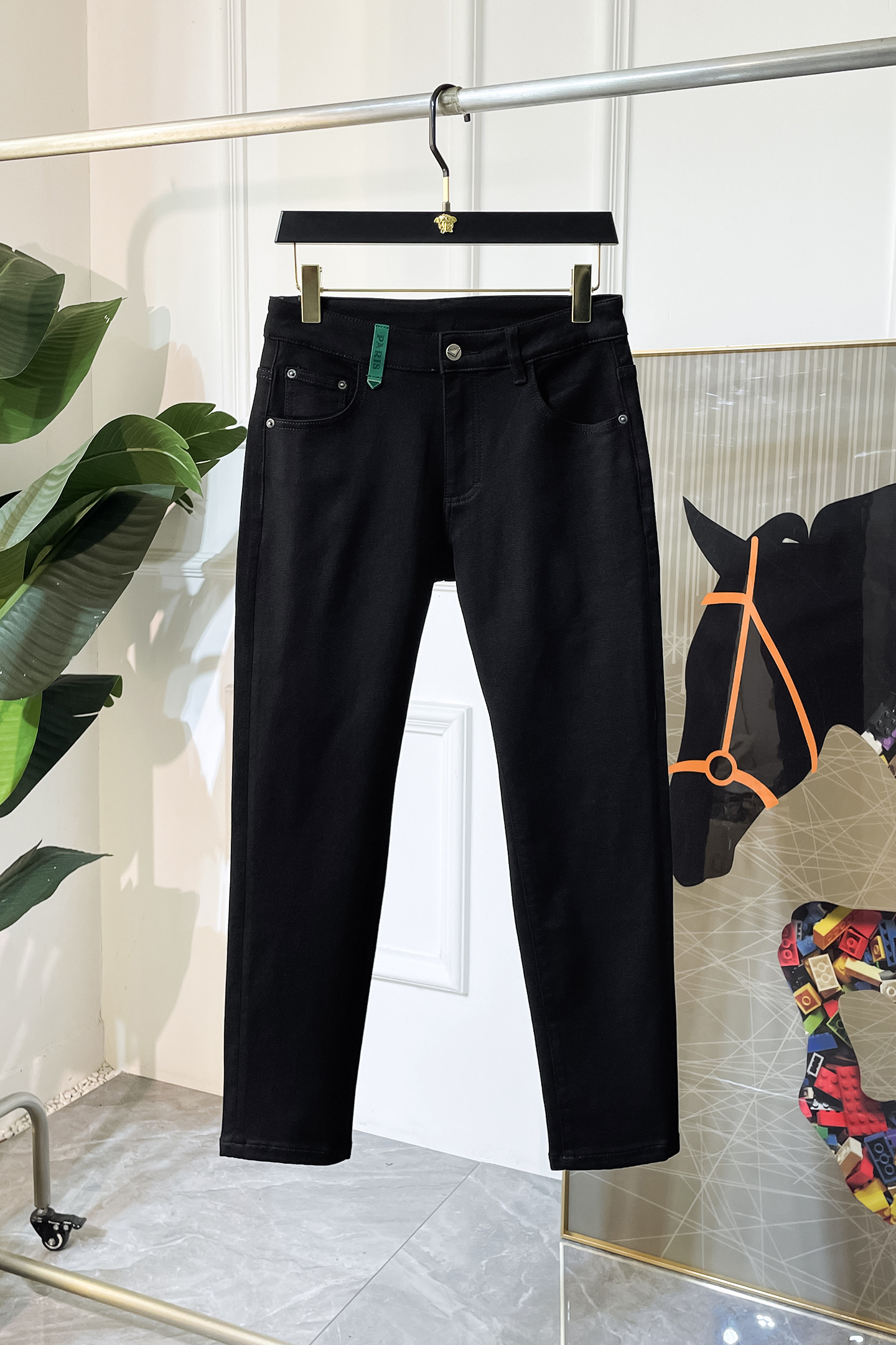 NO:520853,Prada - Ss Snake Year Autumn and Winter Jeans. Original 1:1 production, perfect choice for daily life, simple, atmospheric, fashionable and stylish, customized imported tannin fabric, heavy industry washing process, complex and exquisite workmanship. Easy to cater to the needs of all seasons, soft and elastic, smooth and neat, original auxiliary materials, comfortable and easy to match on the upper body, durable code number 29-36, prada, jeans, alexander wang19860909普拉达 - ss蛇年秋冬牛仔裤.原单1:1制作,日常必备的完美之选,简单大气亦时尚有型,定制进口丹宁面料 ,重工洗水工艺,做工复杂工艺精湛.轻松迎合四季需要,手感柔软带弹力,流畅利落,原版辅料五金,上身舒适非常易搭耐看码数29-36,,prada,jeans,alexander wang,Men's clothing