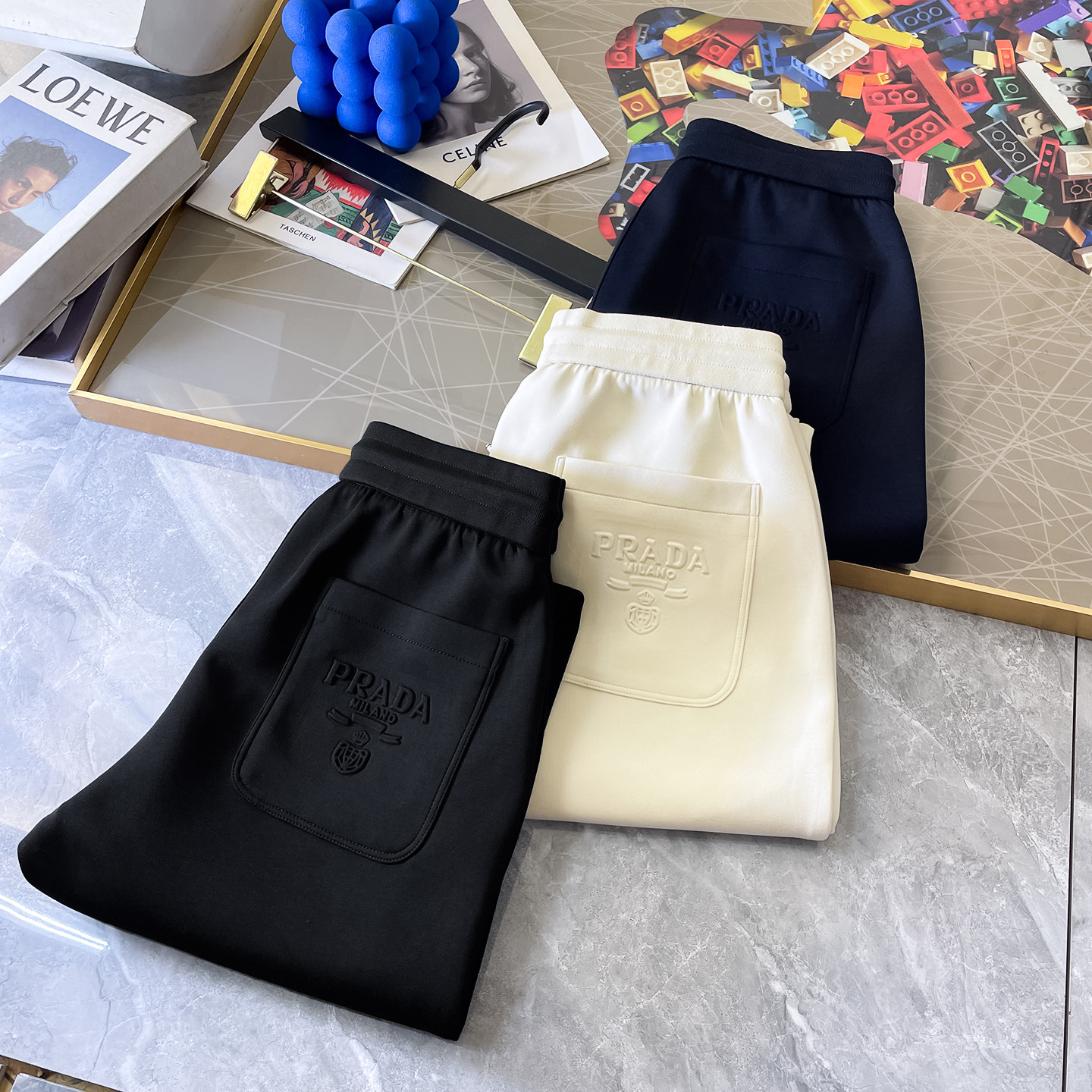 NO:520859,Prada-Ss sport autumn and winter counters are synchronized with hot casual pants. This season, it must be versatile styles. The upper body is extremely outstanding, super versatile, the original version is 1:1 replica, and the three standards are complete!  The latest fashion element design of the counter, imported fixed woven high-quality European cotton fabric, super good style, a must-have for casual and fashionable!  Highly recommended model Size M-3XL, prada, alexander wang19860909普拉达 - ss秋冬专柜同步爆款休闲裤,本季必入百搭款式,上身极为出挑,超级百搭款 ,原版1:1复刻,三标齐全！专柜最新时尚元素设计,进口定织高品质欧棉面料,版型超好,休闲时尚必备！强烈推荐款 尺码 M-3XL,,prada,alexander wang,Men's clothing