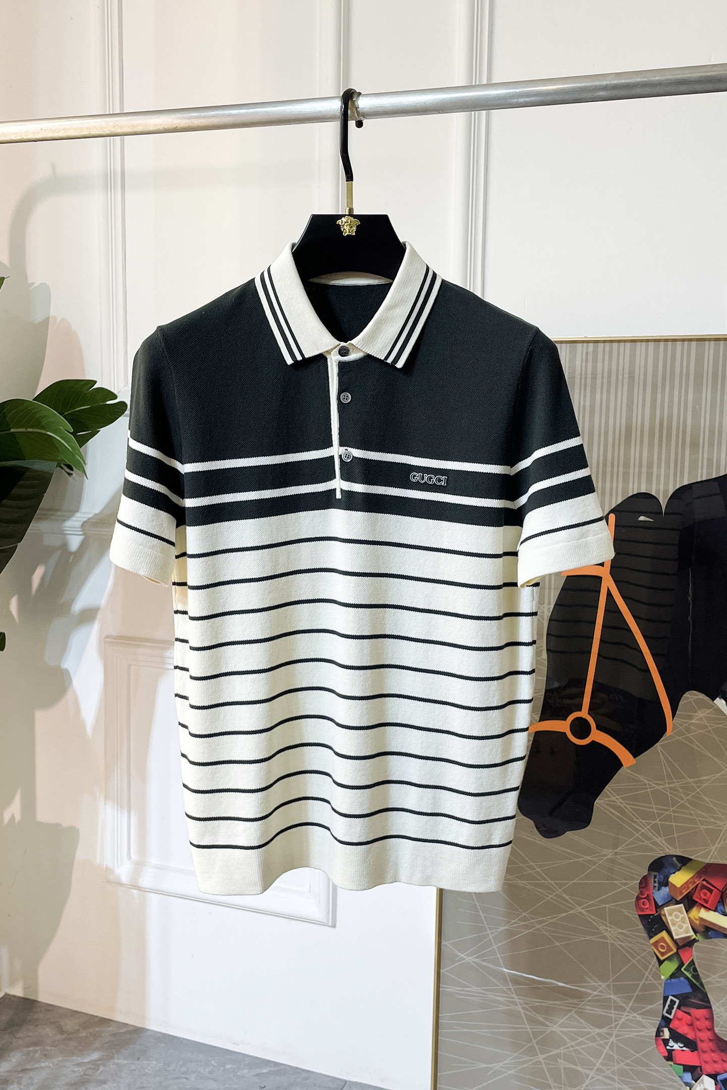 NO:519529,Guqi-2025ss autumn and winter half-sleeved knitted sweater series!  Casual business wear, essential for inner wear, selected top-grade - worsted mulberry silk blended fabric, delicate feel, close-fitting and comfortable without tying, good upper body style, warm wear, the counter logo design is very unique, male gods, don’t miss it!  Size M-3XL, alexander wang19860909古奇-2025ss秋冬半袖针织毛衫系列！休闲商务外穿 内搭必备款,精选上等-精纺桑蚕丝混纺面料,面料手感细腻,贴身舒适不扎肉,上身版型好 穿着保暖,专柜标志设计非常独特,男神们别错过！ 尺码 M-3XL,,alexander wang,Men's clothing