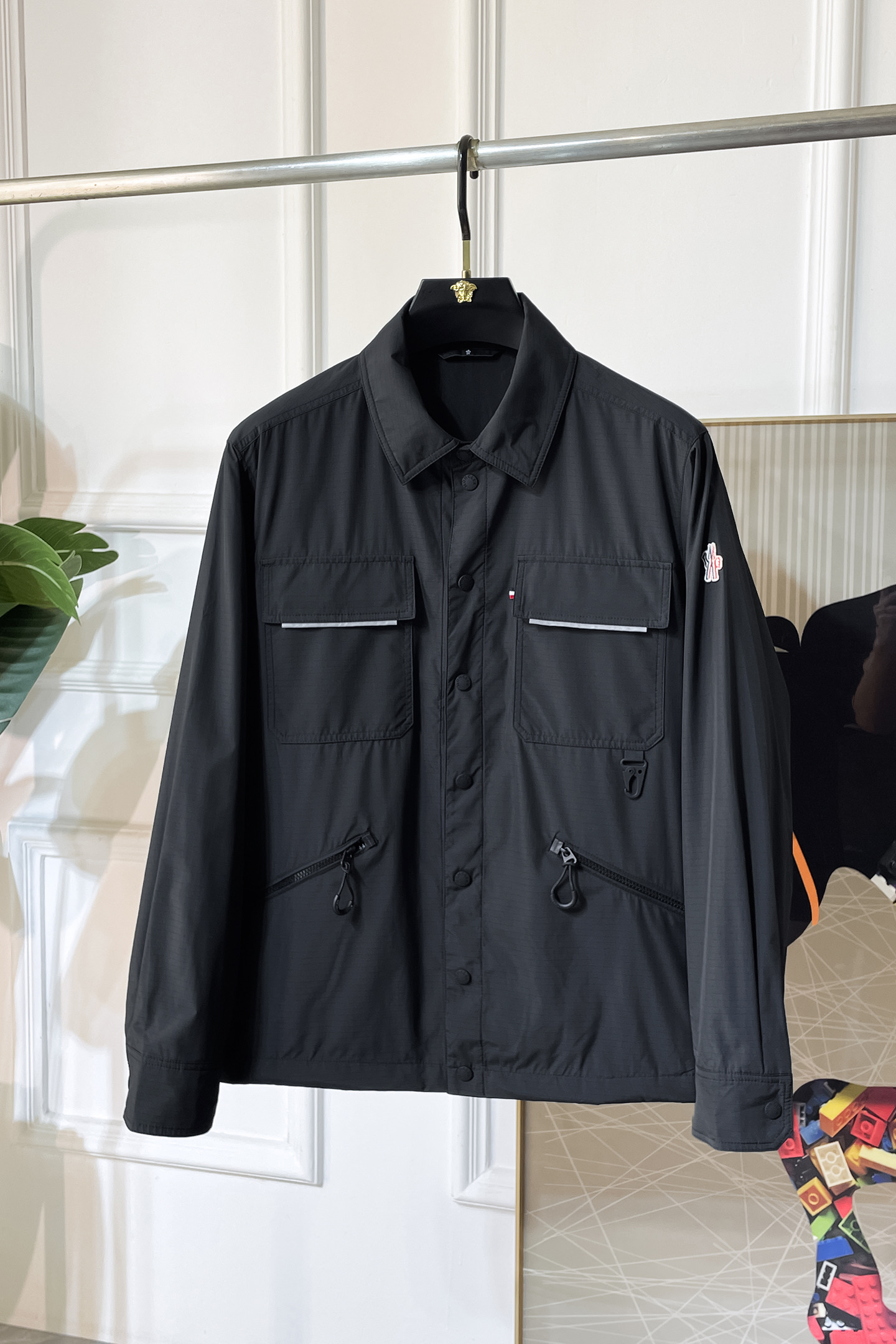 NO:522049,The 2025ss early autumn new jacket is the same as the official website. The official website is synchronized, original customized polyester fiber fabric, clean surface design, hat design is more windproof and warm, zipper design of the lace zipper design is stronger, the brand logo on the chest highlights the brand characteristics, which is consistent with the original version, the latest jacket series of pipe network models is simple and not simple, original hardware and accessories, trendy and fashionable high-end people must leave the version!  Code count: M-3XL, Moncler, jackets & coats, hats, alexander wang19860909蒙口- 2025ss早秋新款官网同款夹克 官网同步,原版订制聚酯纤维面料,面净版设计,戴帽设计更防风保暖,衣襟拉链设计保暖性更强,胸前品牌Logo标志彰显品牌特征,和原版一致,系列管网最新夹克款简约不简单的设计,原厂五金辅料,潮流时尚高档人士必留版！ 码数:M-3XL,,Moncler,jackets & coats,hats,alexander wang,Men's clothing