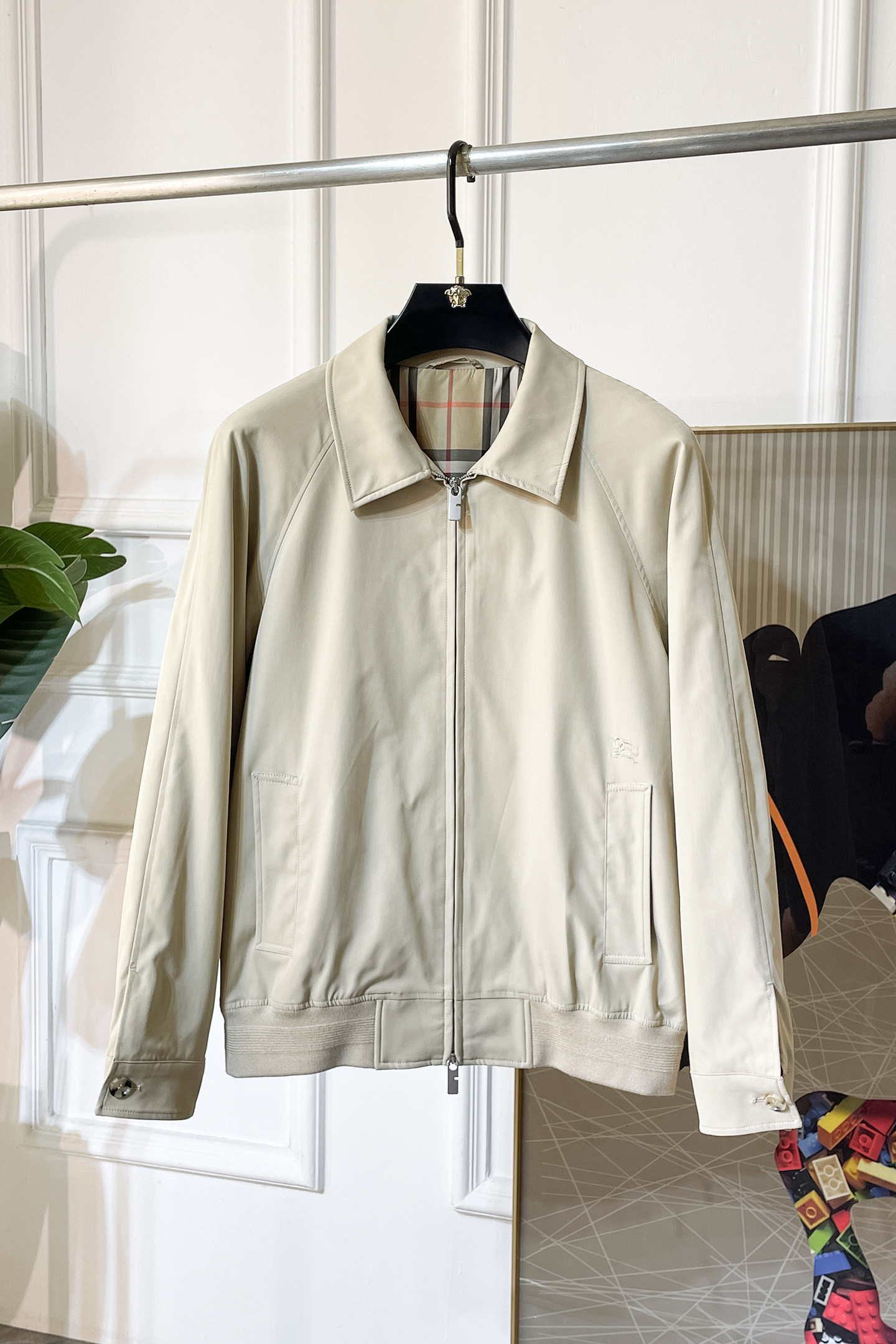 NO:520850,Burberry - SS Early Autumn New Jackets The official website is synchronized, original customized polyester fiber fabric, clean surface design, hat design is more windproof and warm, zipper design of the lace zipper design is stronger, the brand logo on the chest highlights the brand characteristics, which is consistent with the original version, the latest jacket series of pipe network models is simple and not simple, original hardware and accessories, trendy and fashionable high-end people must leave the version!  Code count: M-3XL, burberry, jackets & coats, hats, alexander wang19860909巴宝莉 - ss早秋新款官网同款夹克 官网同步,原版订制聚酯纤维面料,面净版设计,戴帽设计更防风保暖,衣襟拉链设计保暖性更强,胸前品牌Logo标志彰显品牌特征,和原版一致,系列管网最新夹克款简约不简单的设计,原厂五金辅料,潮流时尚高档人士必留版！ 码数:M-3XL,,burberry,jackets & coats,hats,alexander wang,Men's clothing