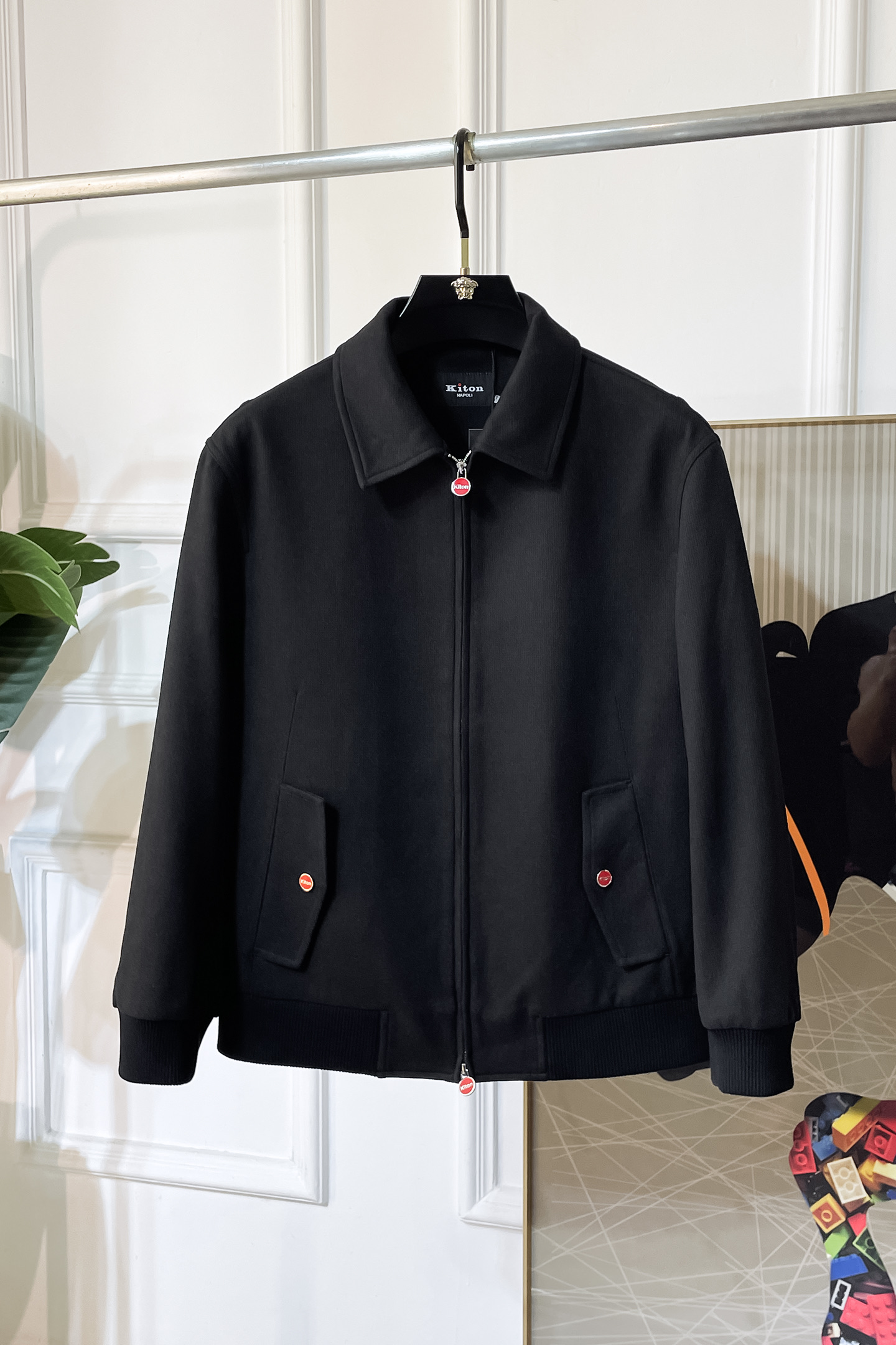 NO:521991,Kiton- 2025ss early autumn new jacket on the official website. The official website is synchronized, original customized polyester fiber fabric, clean surface design, hat design is more windproof and warm, zipper design of the lace zipper design is stronger, the brand logo on the chest highlights the brand characteristics, which is consistent with the original version, the latest jacket in the series pipeline network is simple and not simple, original hardware and accessories, trendy and fashionable high-end people must leave the version!  Code count: M-3XL, Jackets & coats, Hats, Alexander wang19860909Kiton- 2025ss早秋新款官网同款夹克 官网同步,原版订制聚酯纤维面料,面净版设计,戴帽设计更防风保暖,衣襟拉链设计保暖性更强,胸前品牌Logo标志彰显品牌特征,和原版一致,系列管网最新夹克款简约不简单的设计,原厂五金辅料,潮流时尚高档人士必留版！ 码数:M-3XL,,jackets & coats,hats,alexander wang,Men's clothing