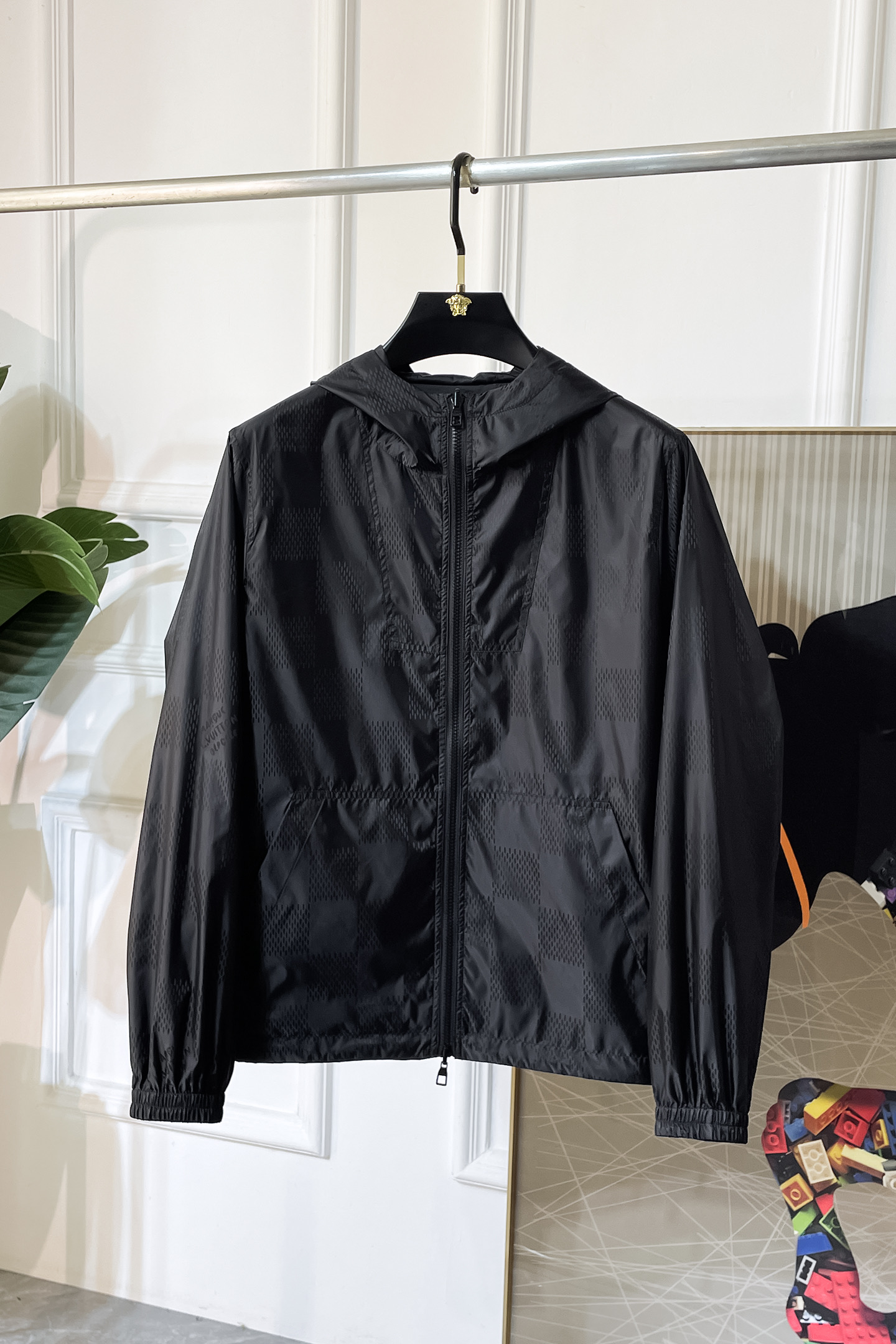 NO:522052,LV- 2025ss early autumn new style official website same double-sided jacket. The official website is synchronized, original customized polyester fiber fabric, clean surface design, hat design is more windproof and warm, zipper design of the lace zipper design is stronger, the brand logo on the chest highlights the brand characteristics, which is consistent with the original version, the latest jacket model of the series pipe network is simple and not simple, original hardware and accessories, trendy and fashionable high-end people must leave the version!  Number of codes: M-3XL, louis vuitton, jackets & coats, hats, alexander wang19860909LV- 2025ss早秋新款官网同款双面穿夹克 官网同步,原版订制聚酯纤维面料,面净版设计,戴帽设计更防风保暖,衣襟拉链设计保暖性更强,胸前品牌Logo标志彰显品牌特征,和原版一致,系列管网最新夹克款简约不简单的设计,原厂五金辅料,潮流时尚高档人士必留版！ 码数:M-3XL,,louis vuitton,jackets & coats,hats,alexander wang,Men's clothing