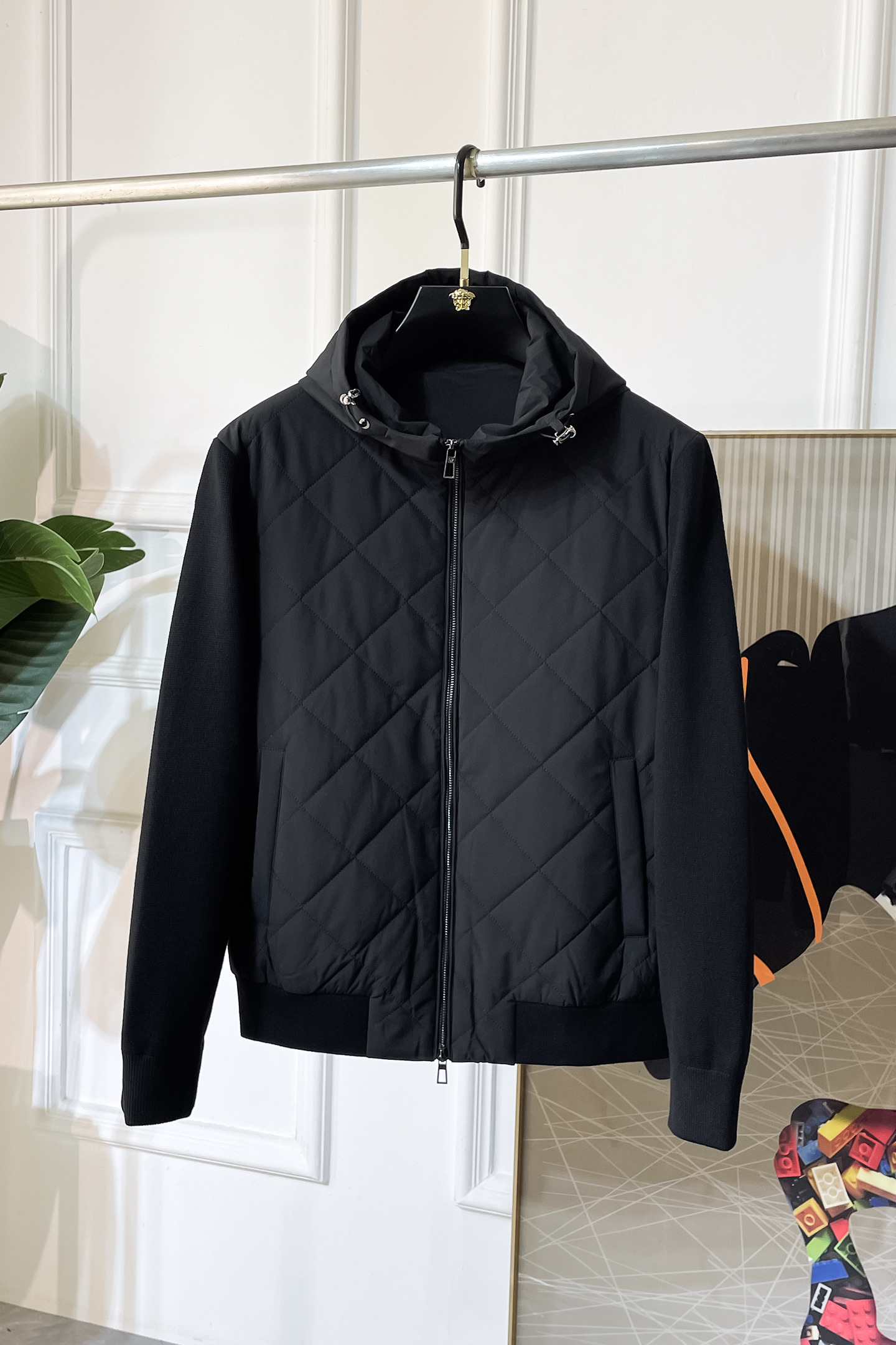 NO:521994,LP Noyou - 2025ss early autumn new style official website same spliced ​​cotton jacket. The official website is synchronized, original customized polyester fiber fabric, clean surface design, hat design is more windproof and warm, zipper design of the lace zipper design is stronger, the brand logo on the chest highlights the brand characteristics, which is consistent with the original version, the latest jacket model of the series pipe network is simple and not simple, original hardware and accessories, trendy and fashionable high-end people must leave the version!  Code count: M-3XL, loro piana, jackets & coats, hats, alexander wang19860909LP诺悠- 2025ss早秋新款官网同款拼接棉夹克 官网同步,原版订制聚酯纤维面料,面净版设计,戴帽设计更防风保暖,衣襟拉链设计保暖性更强,胸前品牌Logo标志彰显品牌特征,和原版一致,系列管网最新夹克款简约不简单的设计,原厂五金辅料,潮流时尚高档人士必留版！ 码数:M-3XL,,loro piana,jackets & coats,hats,alexander wang,Men's clothing