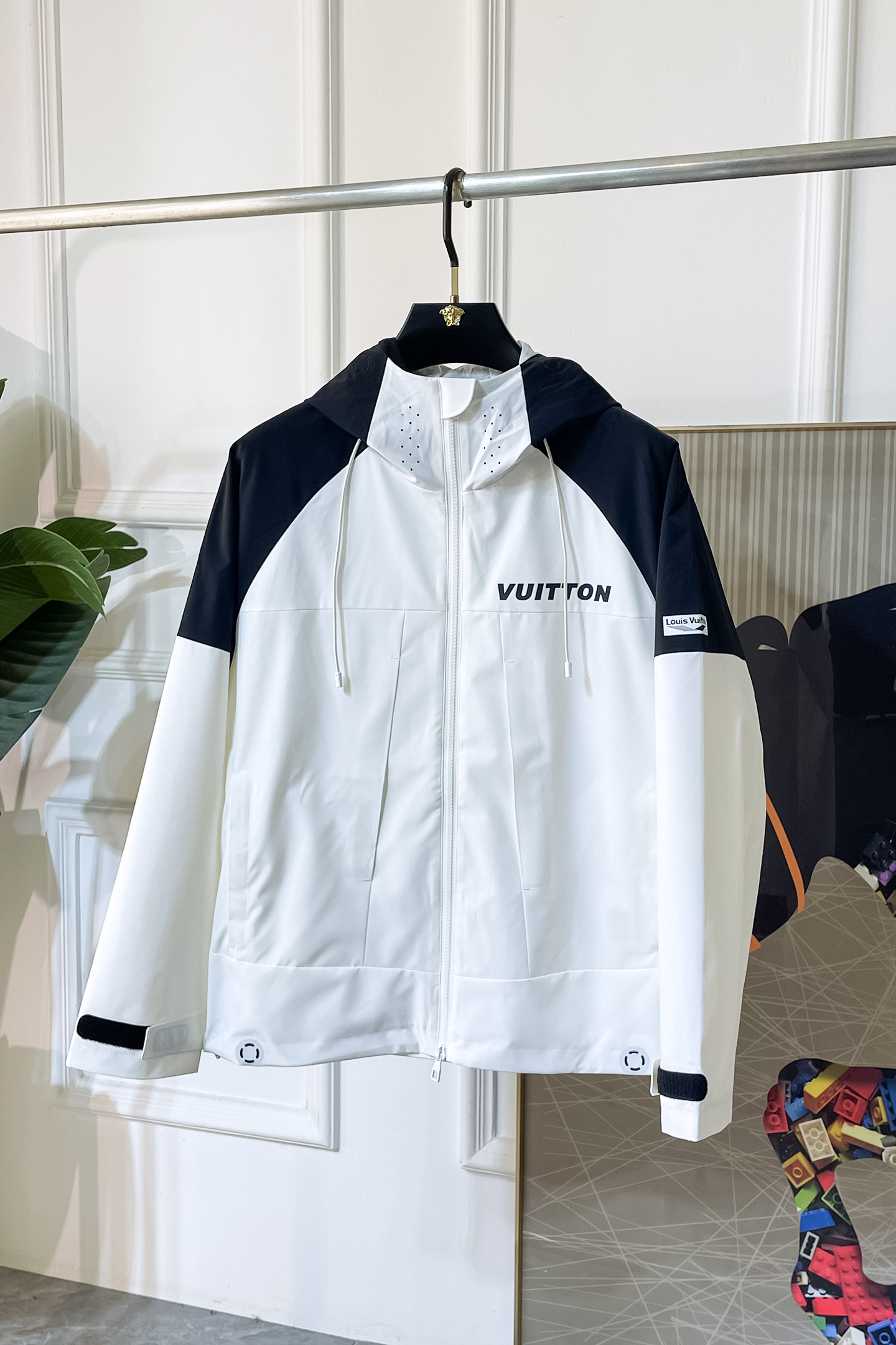 NO:522042,LV - 2025ss early autumn new jacket on the official website. The official website is synchronized, original customized polyester fiber fabric, clean surface design, hat design is more windproof and warm, zipper design of the lace zipper design is stronger, the brand logo on the chest highlights the brand characteristics, which is consistent with the original version, the latest jacket in the series pipeline network is simple and not simple, original hardware and accessories, trendy and fashionable high-end people must leave the version!  Number of codes: M-3XL, louis vuitton, jackets & coats, hats, alexander wang19860909LV - 2025ss早秋新款官网同款夹克 官网同步,原版订制聚酯纤维面料,面净版设计,戴帽设计更防风保暖,衣襟拉链设计保暖性更强,胸前品牌Logo标志彰显品牌特征,和原版一致,系列管网最新夹克款简约不简单的设计,原厂五金辅料,潮流时尚高档人士必留版！ 码数:M-3XL,,louis vuitton,jackets & coats,hats,alexander wang,Men's clothing