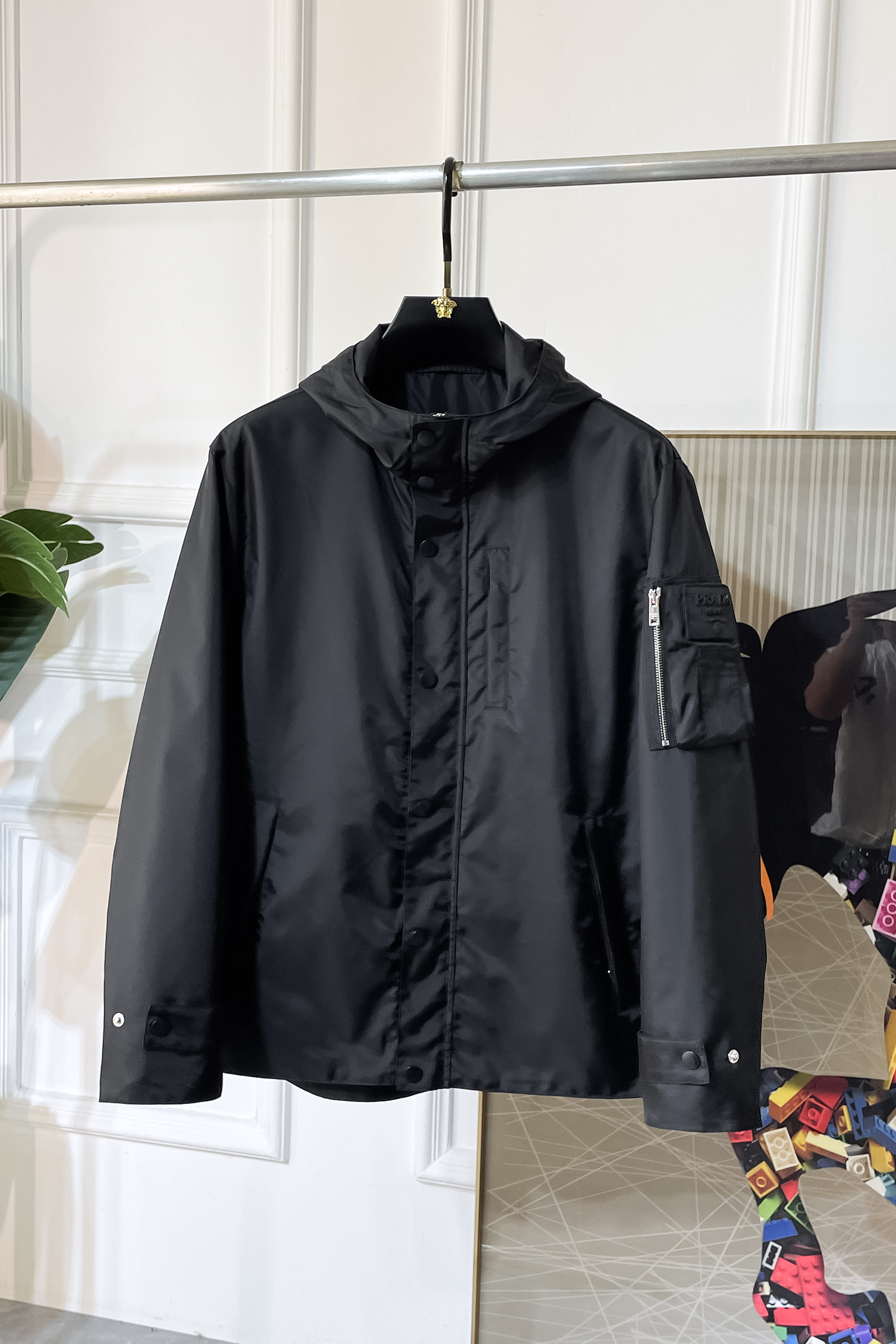 NO:528467,Prada - 2025ss early autumn new official website synchronous jacket official website synchronization, original customized polyester fiber fabric, clean surface design, hat design is more windproof and warm, zipper design of clothes tilt design is stronger warm, the brand logo on the chest highlights the brand characteristics, which is consistent with the original version, the latest jacket series of pipe network models is simple and not simple, original hardware and accessories, trendy and fashionable high-end people must leave the version!  Code count: M-3XL, prada, jackets & coats, hats, alexander wang19860909普拉达 - 2025ss早秋新款官网同步夹克 官网同步,原版订制聚酯纤维面料,面净版设计,戴帽设计更防风保暖,衣襟拉链设计保暖性更强,胸前品牌Logo标志彰显品牌特征,和原版一致,系列管网最新夹克款简约不简单的设计,原厂五金辅料,潮流时尚高档人士必留版！ 码数:M-3XL,,prada,jackets & coats,hats,alexander wang,Men's clothing