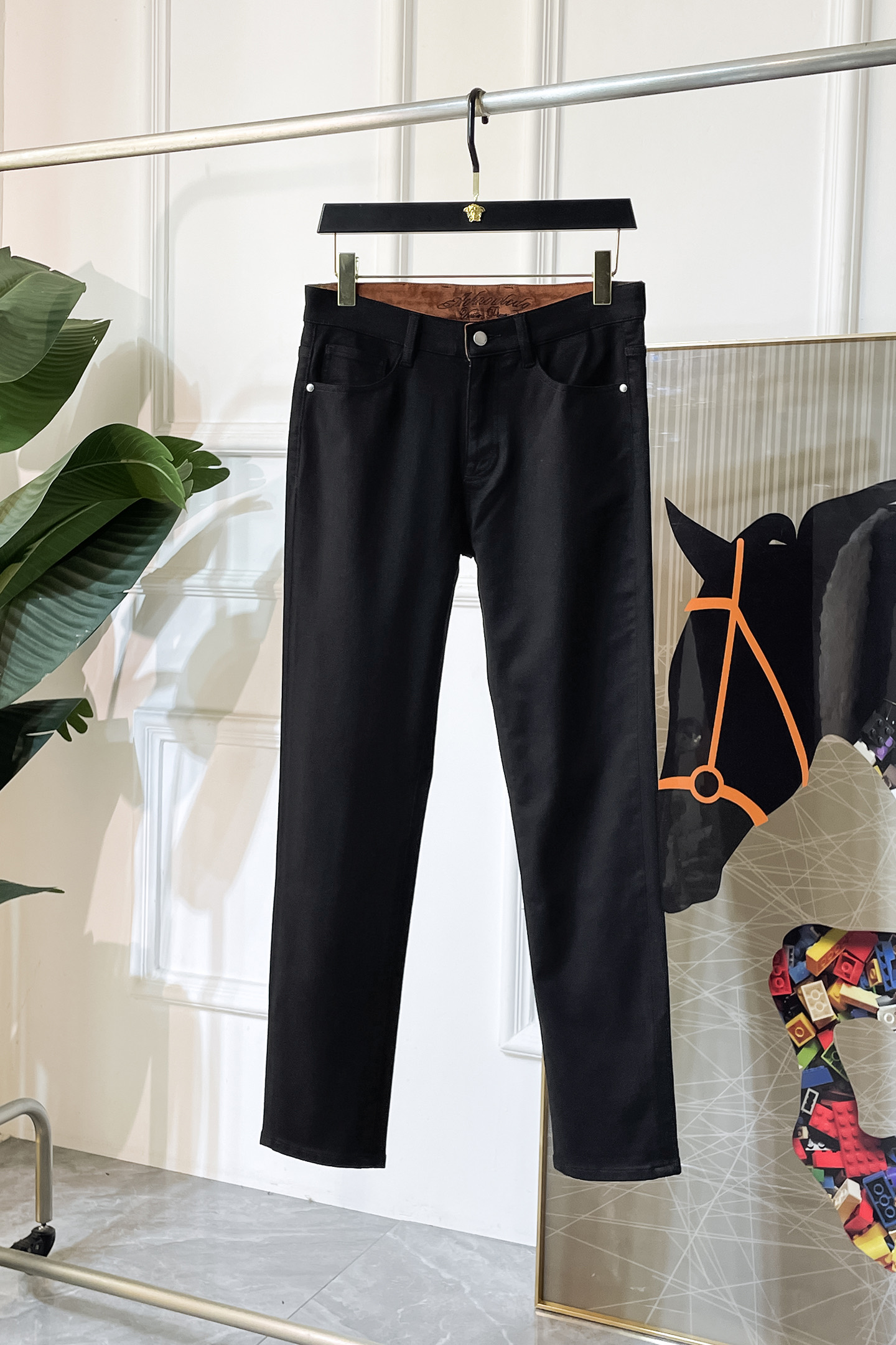 NO:521969,LP Nouyou - 2025ss Snake Year Autumn and Winter Jeans. Original 1:1 production, perfect choice for daily life, simple, atmospheric, fashionable and stylish, customized imported tannin fabric, heavy industry washing process, complex and exquisite workmanship. Easy to meet the needs of all seasons, soft and elastic, smooth and neat, original auxiliary materials, comfortable and easy to match on the upper body, durable code number 29-36, loro piana, jeans, alexander wang19860909LP诺悠- 2025ss蛇年秋冬牛仔裤.原单1:1制作,日常必备的完美之选,简单大气亦时尚有型,定制进口丹宁面料 ,重工洗水工艺,做工复杂工艺精湛.轻松迎合四季需要,手感柔软带弹力,流畅利落,原版辅料五金,上身舒适非常易搭耐看码数29-36,,loro piana,jeans,alexander wang,Men's clothing