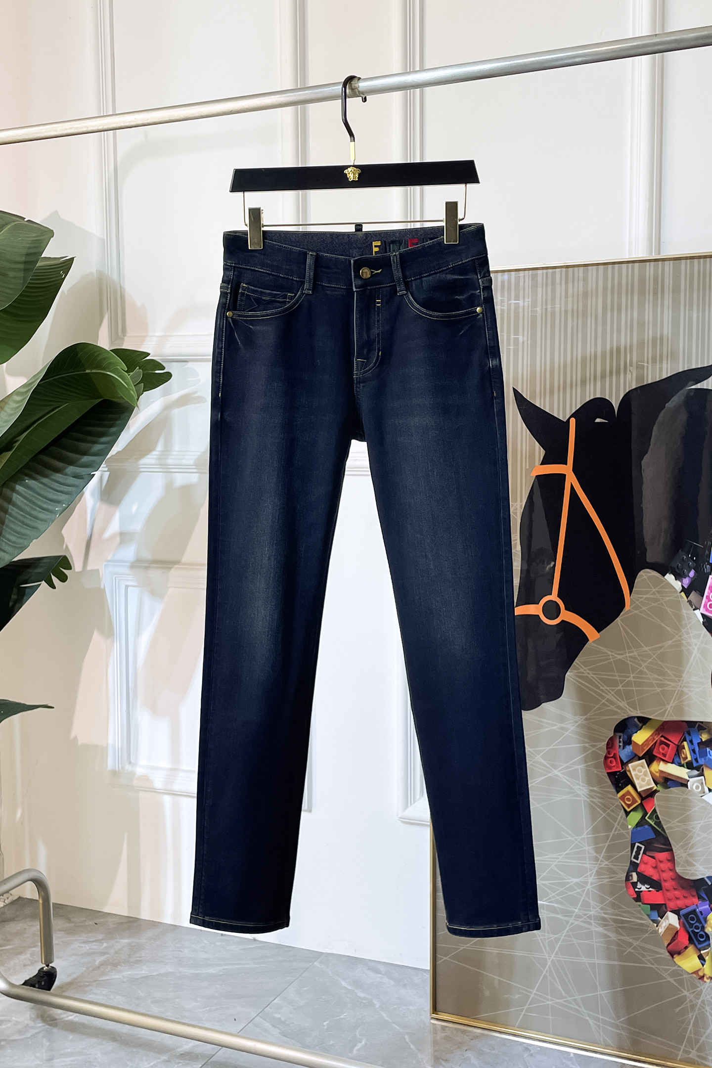 NO:521971,Fendi - 2025ss Snake Year Autumn and Winter Jeans. Original 1:1 production, perfect choice for daily life, simple, atmospheric, fashionable and stylish, customized imported tannin fabric, heavy industry washing process, complex and exquisite workmanship. Easy to cater to the needs of all seasons, soft and elastic, smooth and neat, original auxiliary hardware, comfortable and easy to match on the upper body, durable code number 29-36, fendi, jeans, alexander wang19860909芬迪- 2025ss蛇年秋冬牛仔裤.原单1:1制作,日常必备的完美之选,简单大气亦时尚有型,定制进口丹宁面料 ,重工洗水工艺,做工复杂工艺精湛.轻松迎合四季需要,手感柔软带弹力,流畅利落,原版辅料五金,上身舒适非常易搭耐看码数29-36,,fendi,jeans,alexander wang,Men's clothing