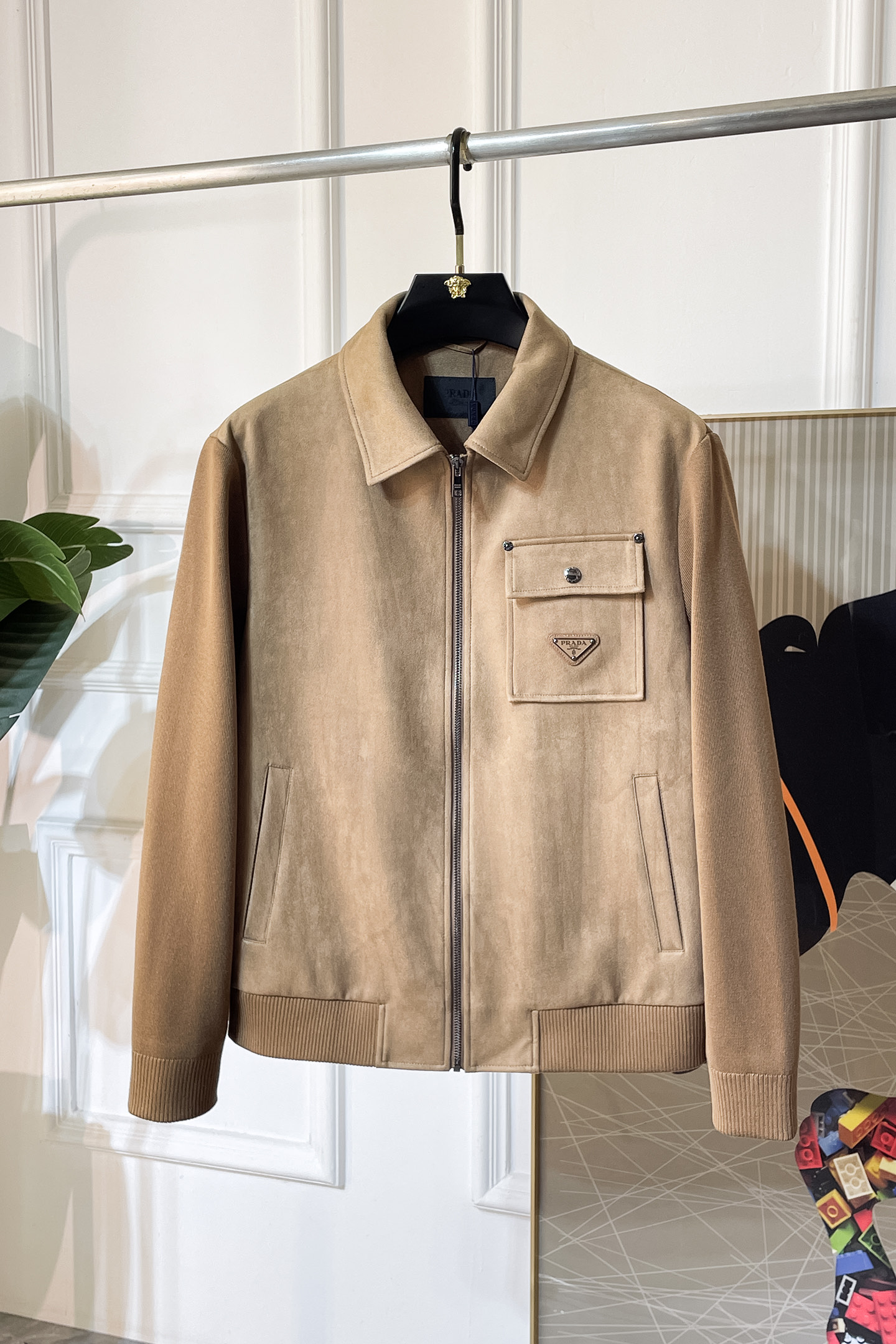 NO:521184,Prada - 2025ss early autumn new jacket on the official website. The official website is synchronized, original customized polyester fiber fabric, clean surface design, hat design is more windproof and warm, zipper design of the lace zipper design is stronger, the brand logo on the chest highlights the brand characteristics, which is consistent with the original version, the latest jacket in the series pipeline network is simple and not simple, original hardware and accessories, trendy and fashionable high-end people must leave the version!  Code count: M-3XL, prada, jackets & coats, hats, alexander wang19860909普拉达- 2025ss早秋新款官网同款夹克 官网同步,原版订制聚酯纤维面料,面净版设计,戴帽设计更防风保暖,衣襟拉链设计保暖性更强,胸前品牌Logo标志彰显品牌特征,和原版一致,系列管网最新夹克款简约不简单的设计,原厂五金辅料,潮流时尚高档人士必留版！ 码数:M-3XL,,prada,jackets & coats,hats,alexander wang,Men's clothing